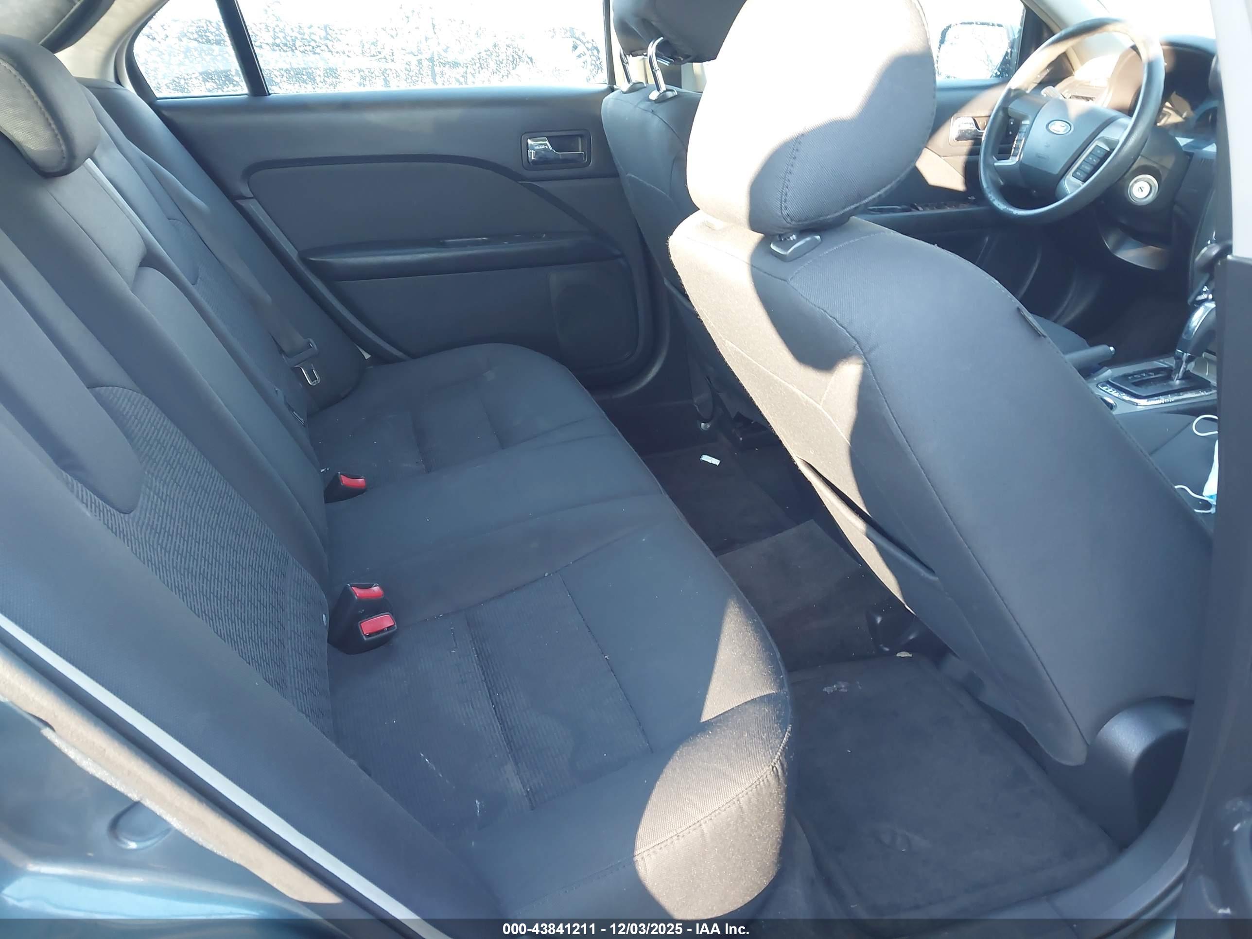 FORD FUSION image 8