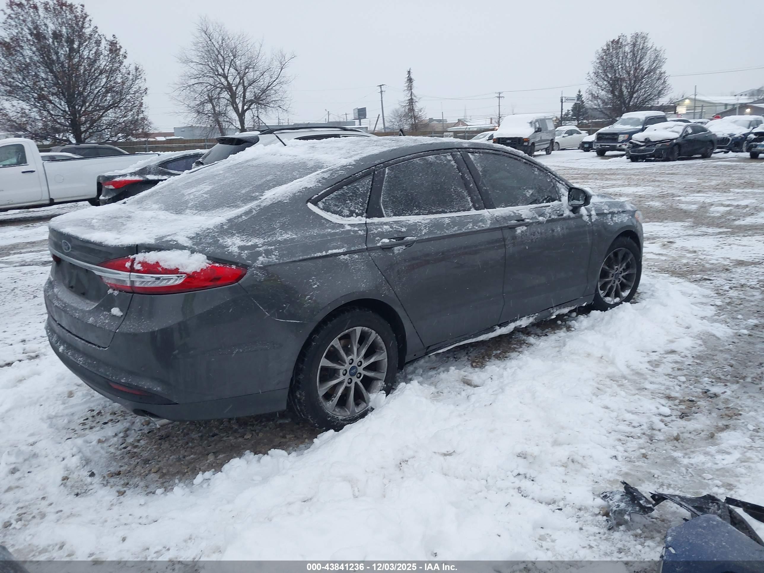 FORD FUSION image 4