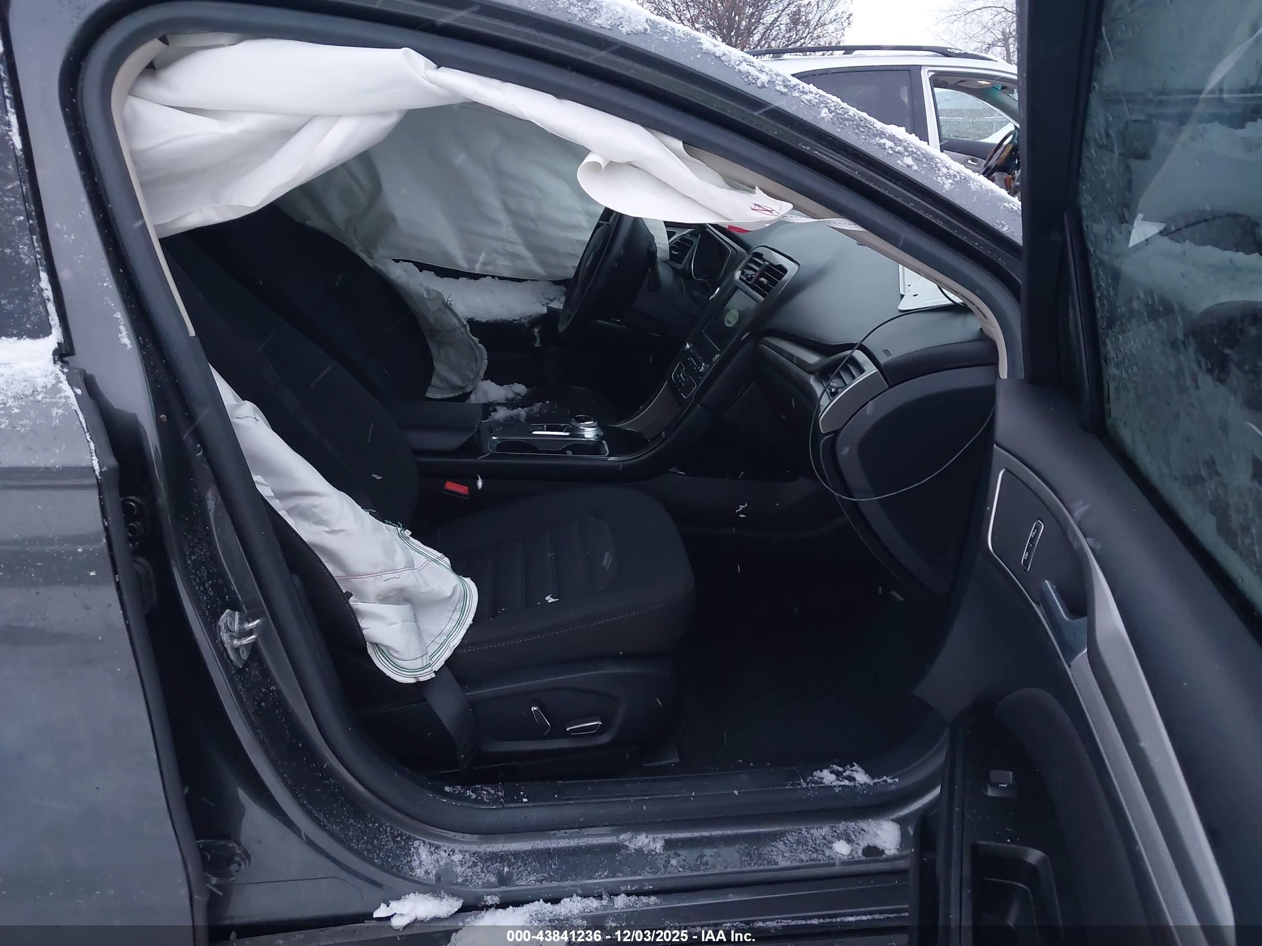 FORD FUSION image 5