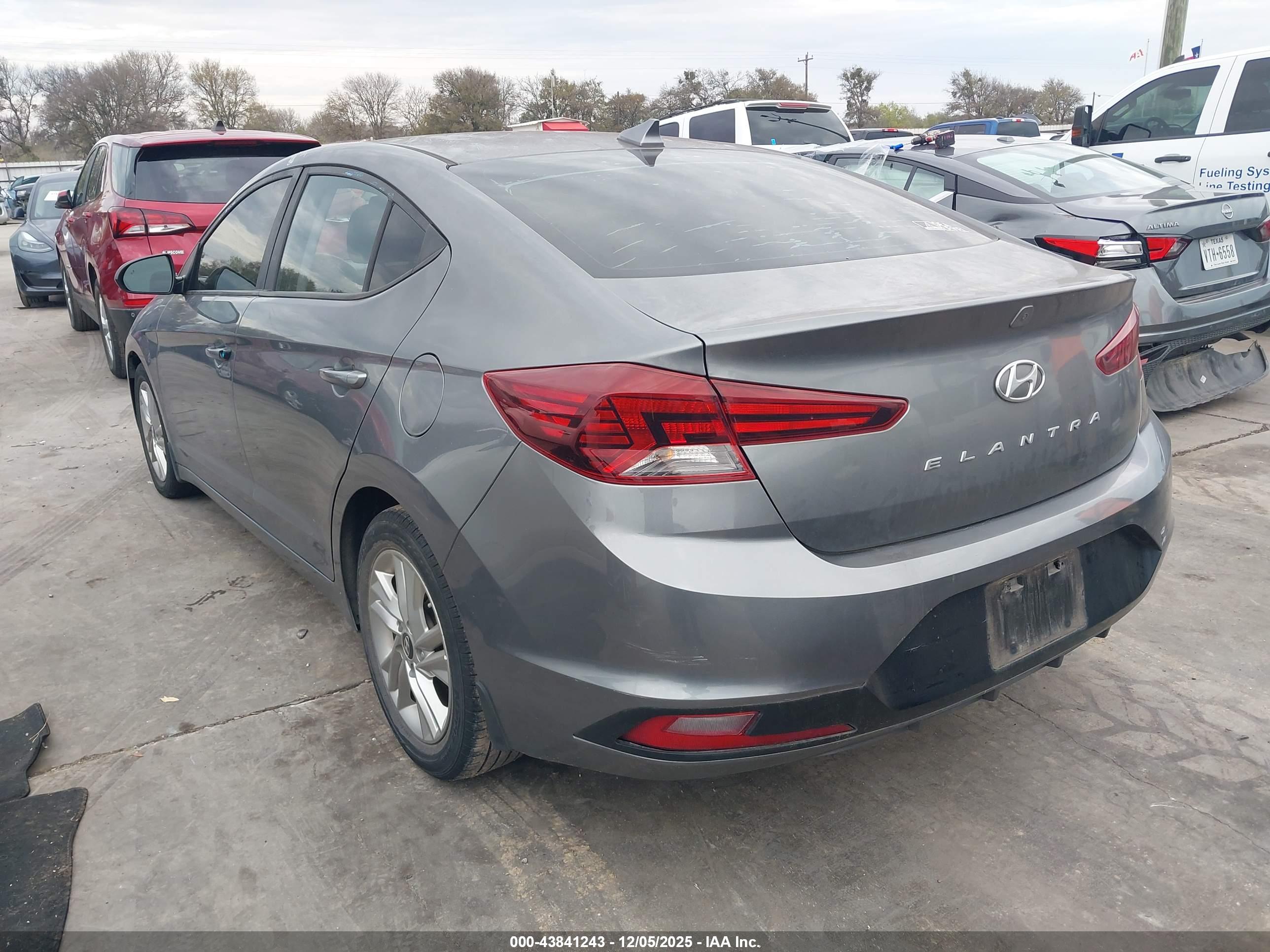 HYUNDAI ELANTRA image 3