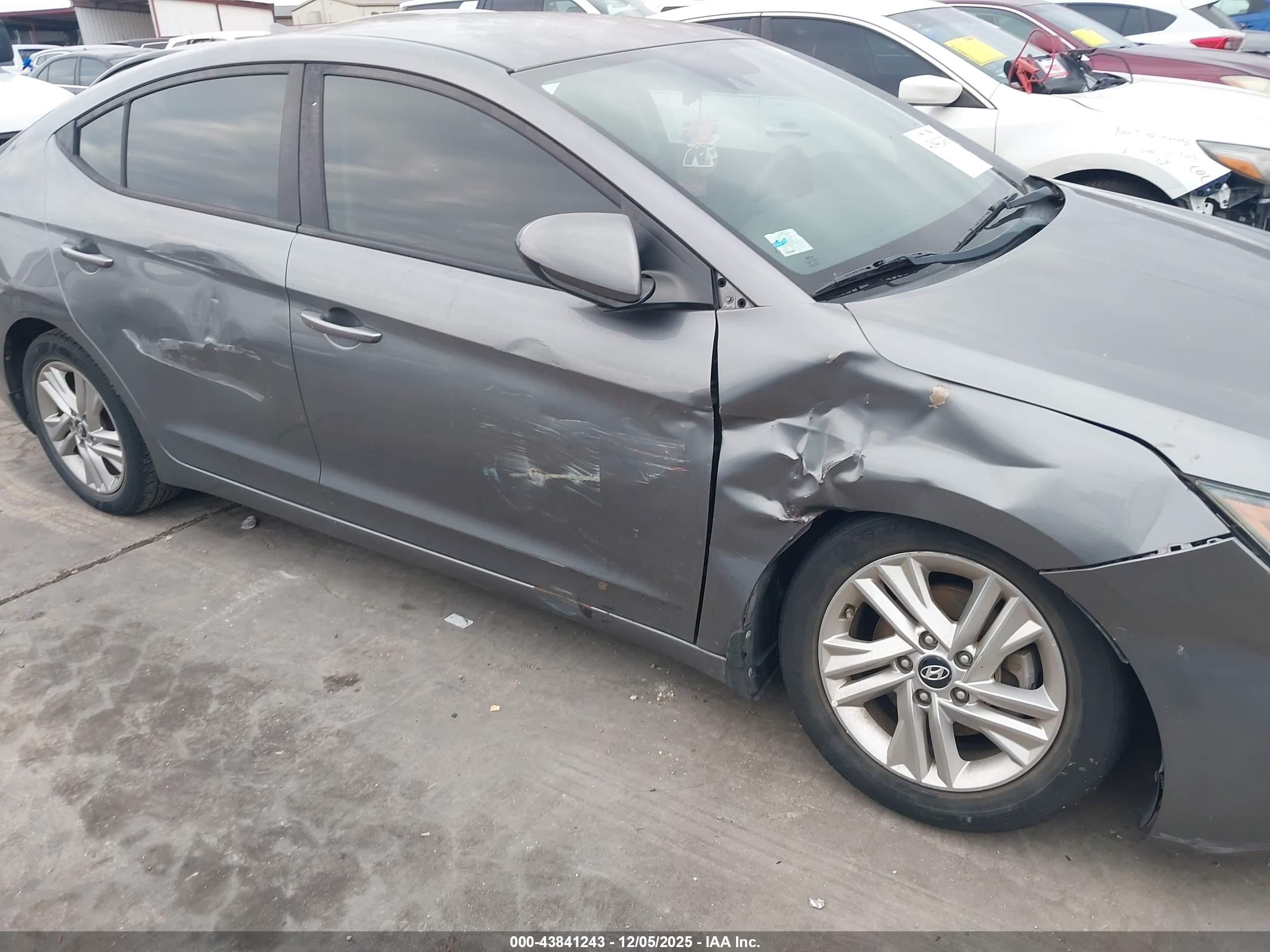 HYUNDAI ELANTRA image 6