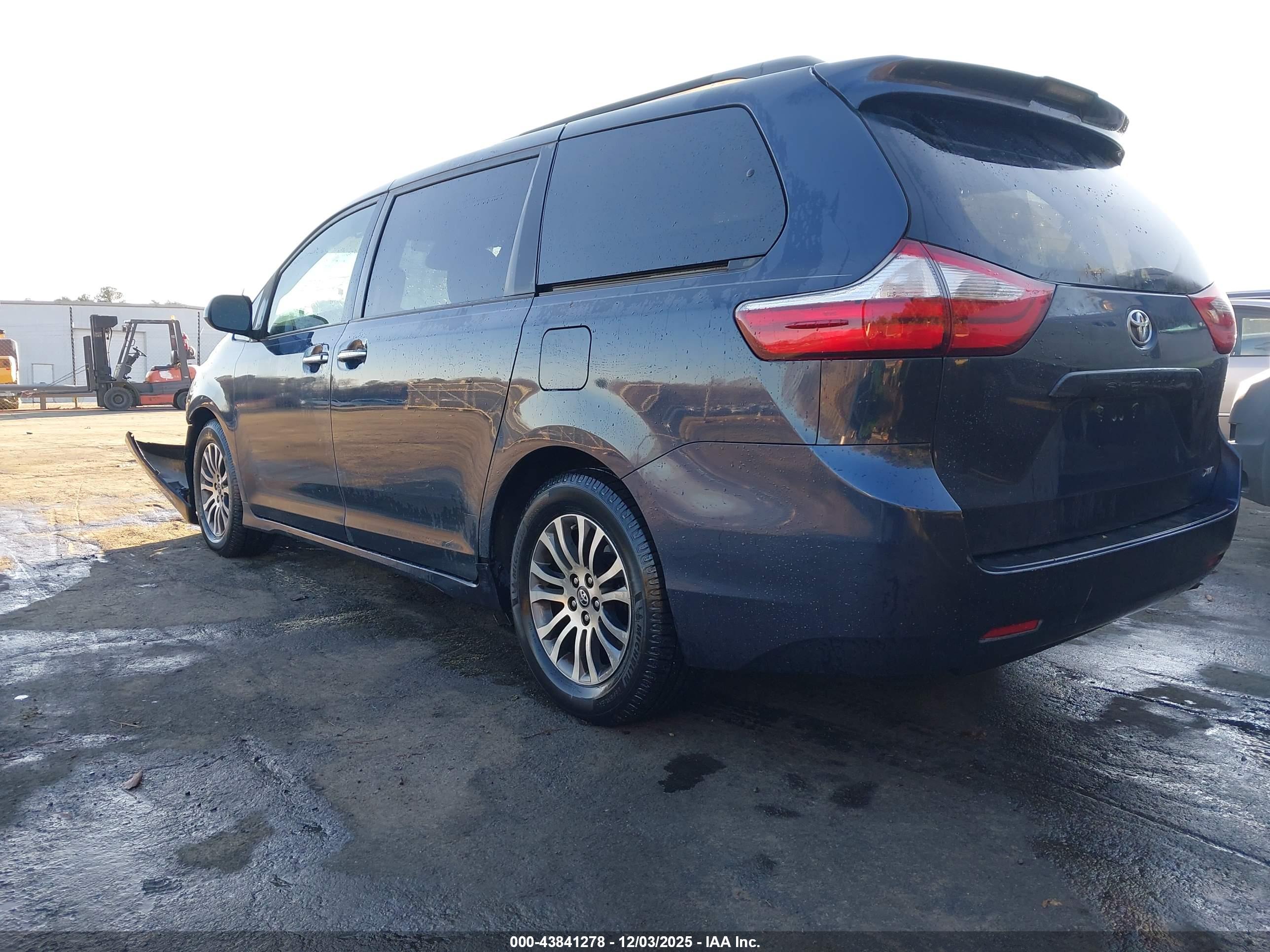 TOYOTA SIENNA image 3