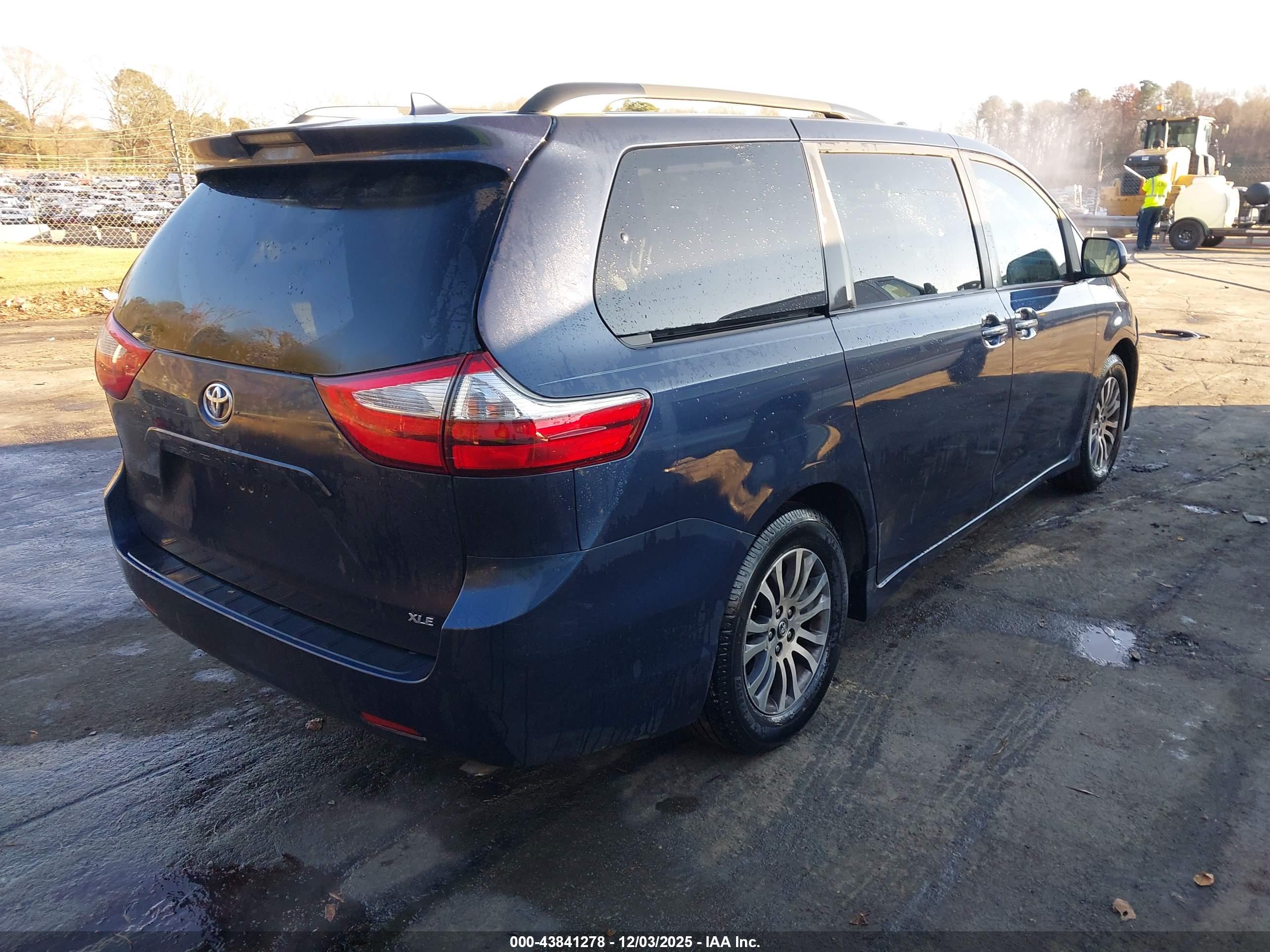 TOYOTA SIENNA image 4