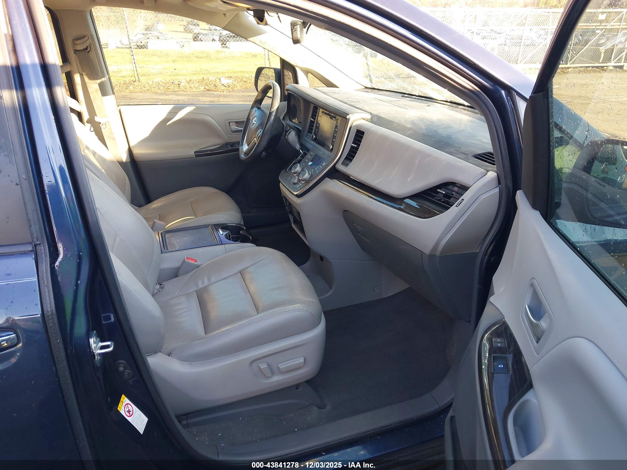 TOYOTA SIENNA image 5