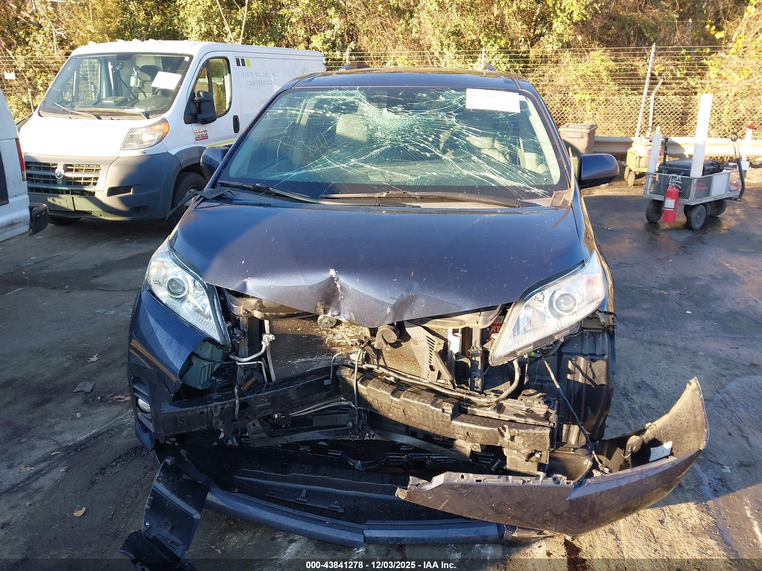 TOYOTA SIENNA image 6
