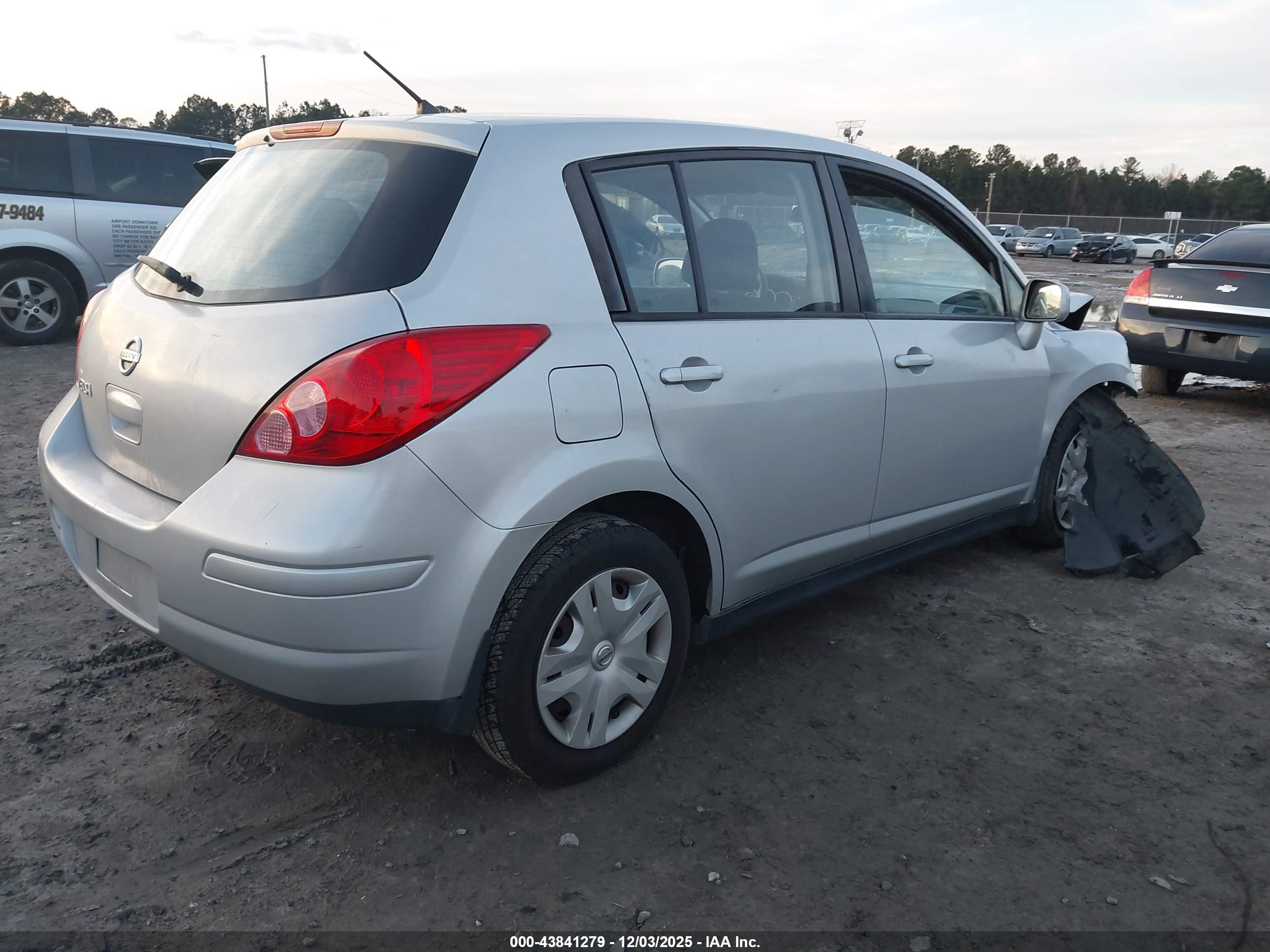 NISSAN VERSA image 4
