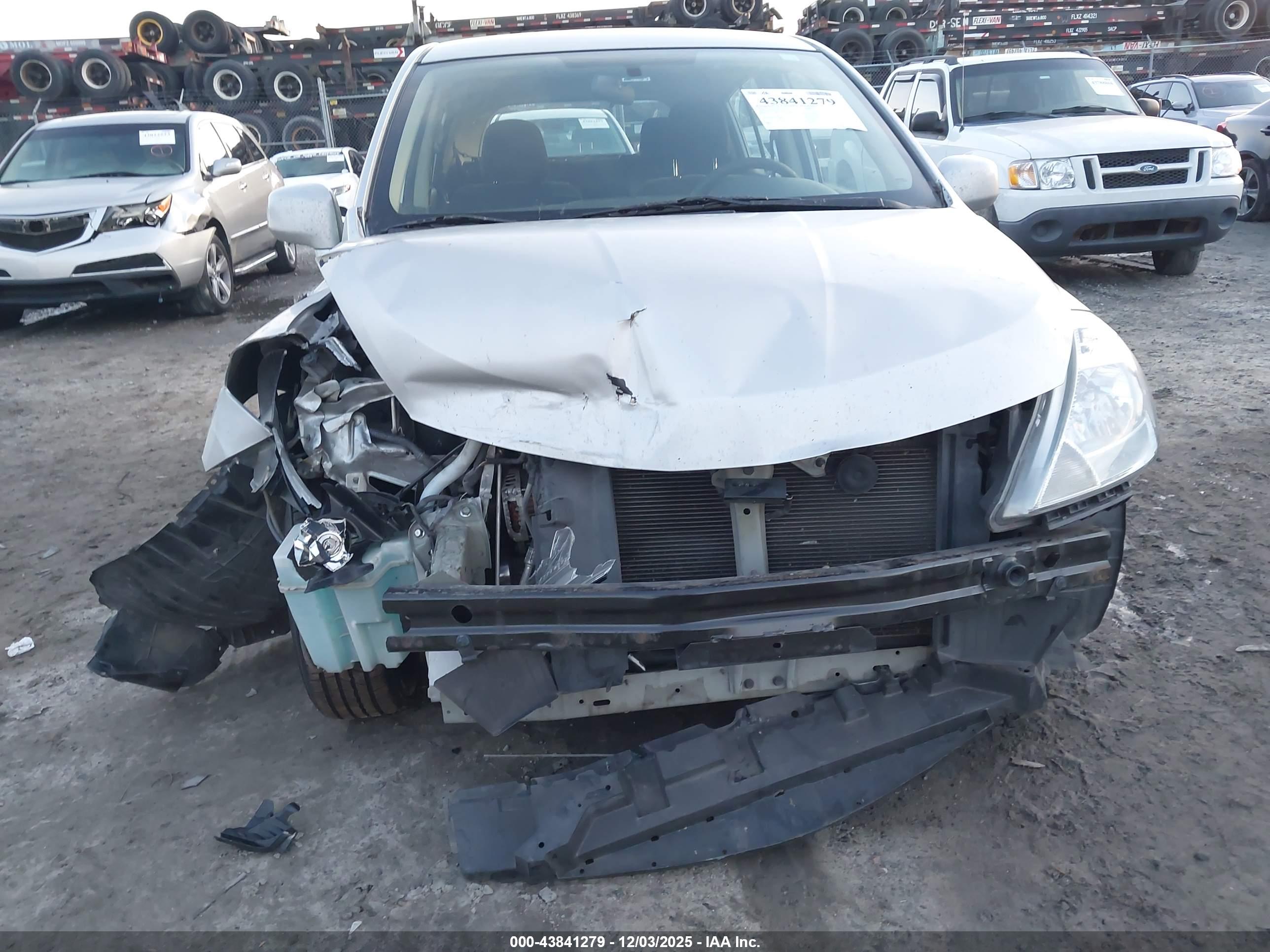 NISSAN VERSA image 6