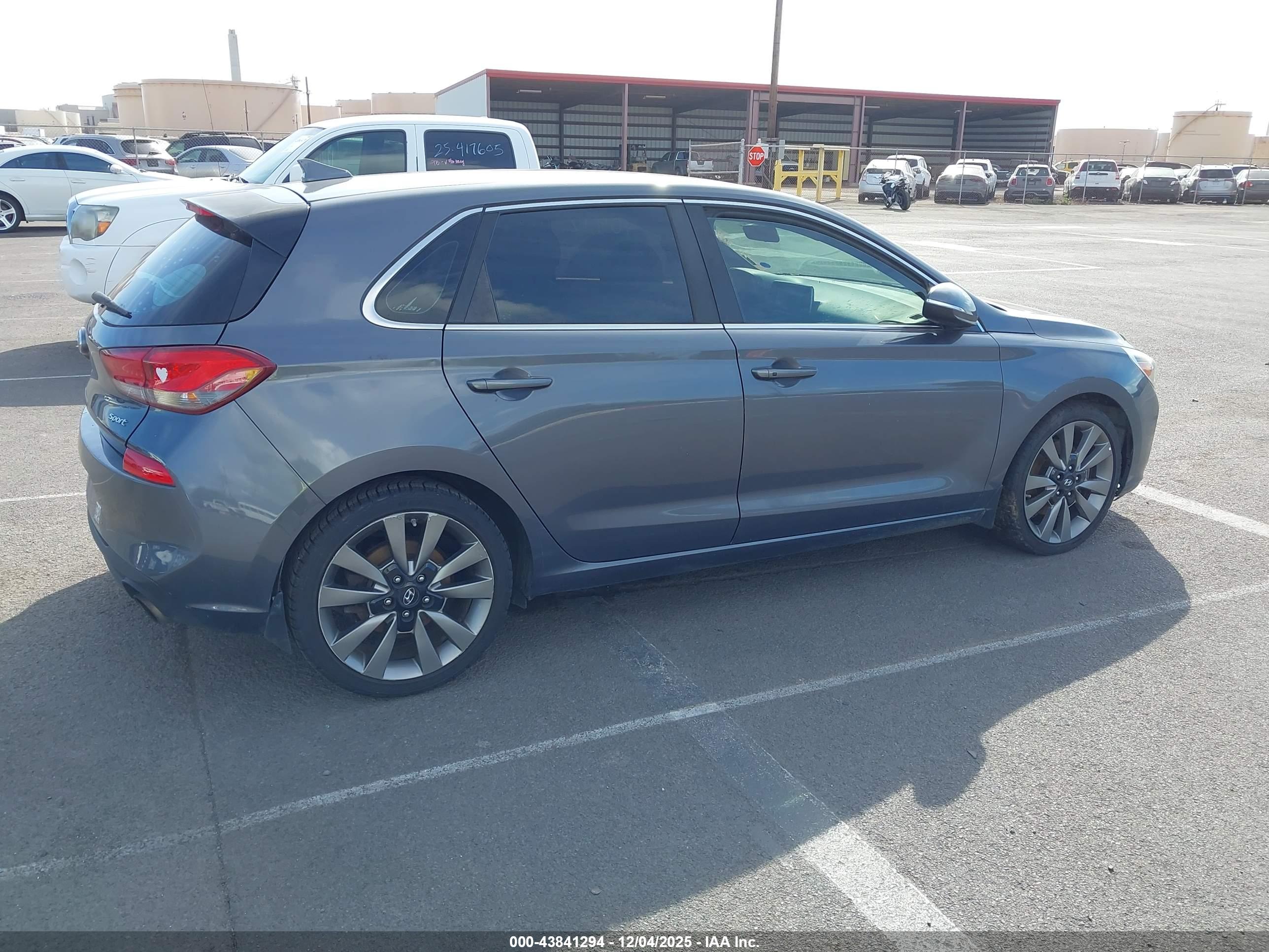 HYUNDAI ELANTRA image 4