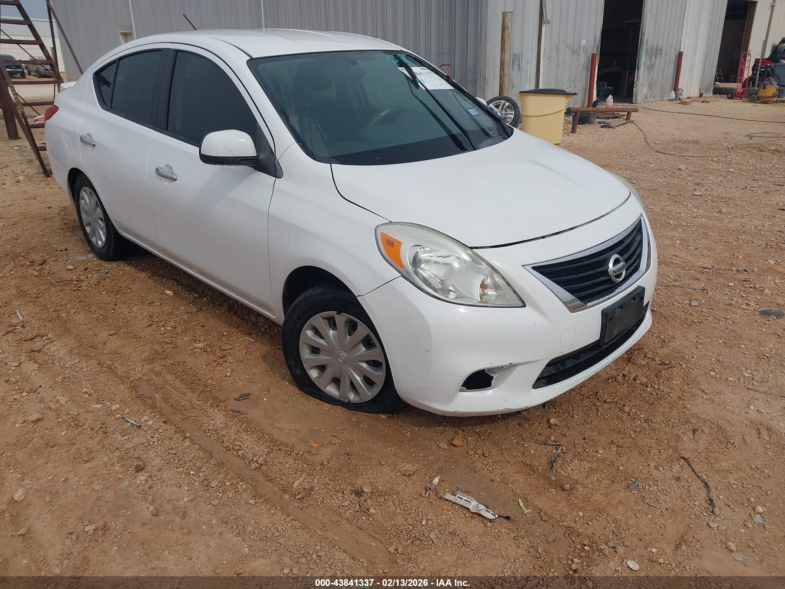 NISSAN VERSA image 6