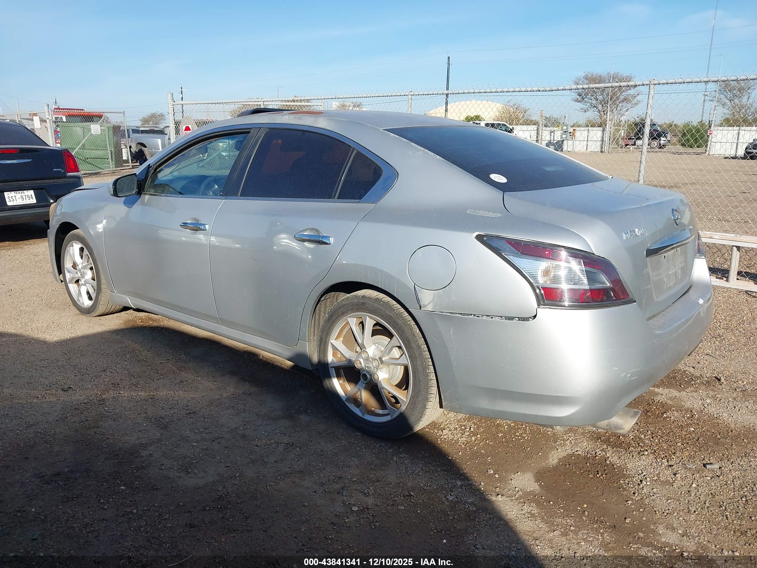 NISSAN MAXIMA image 3