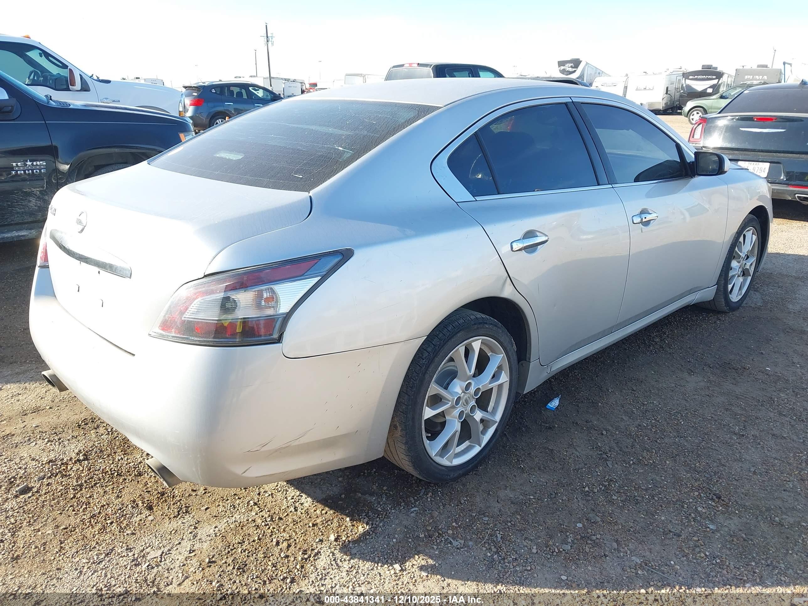 NISSAN MAXIMA image 4