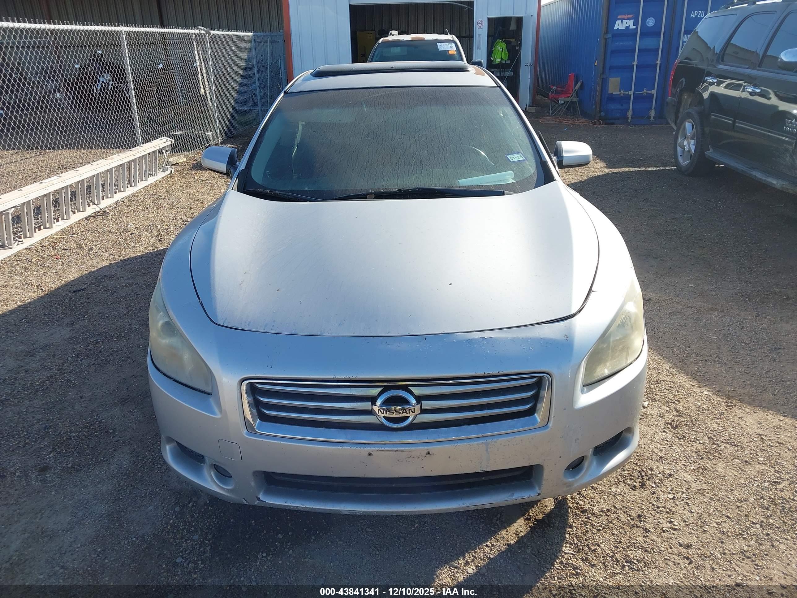 NISSAN MAXIMA image 6