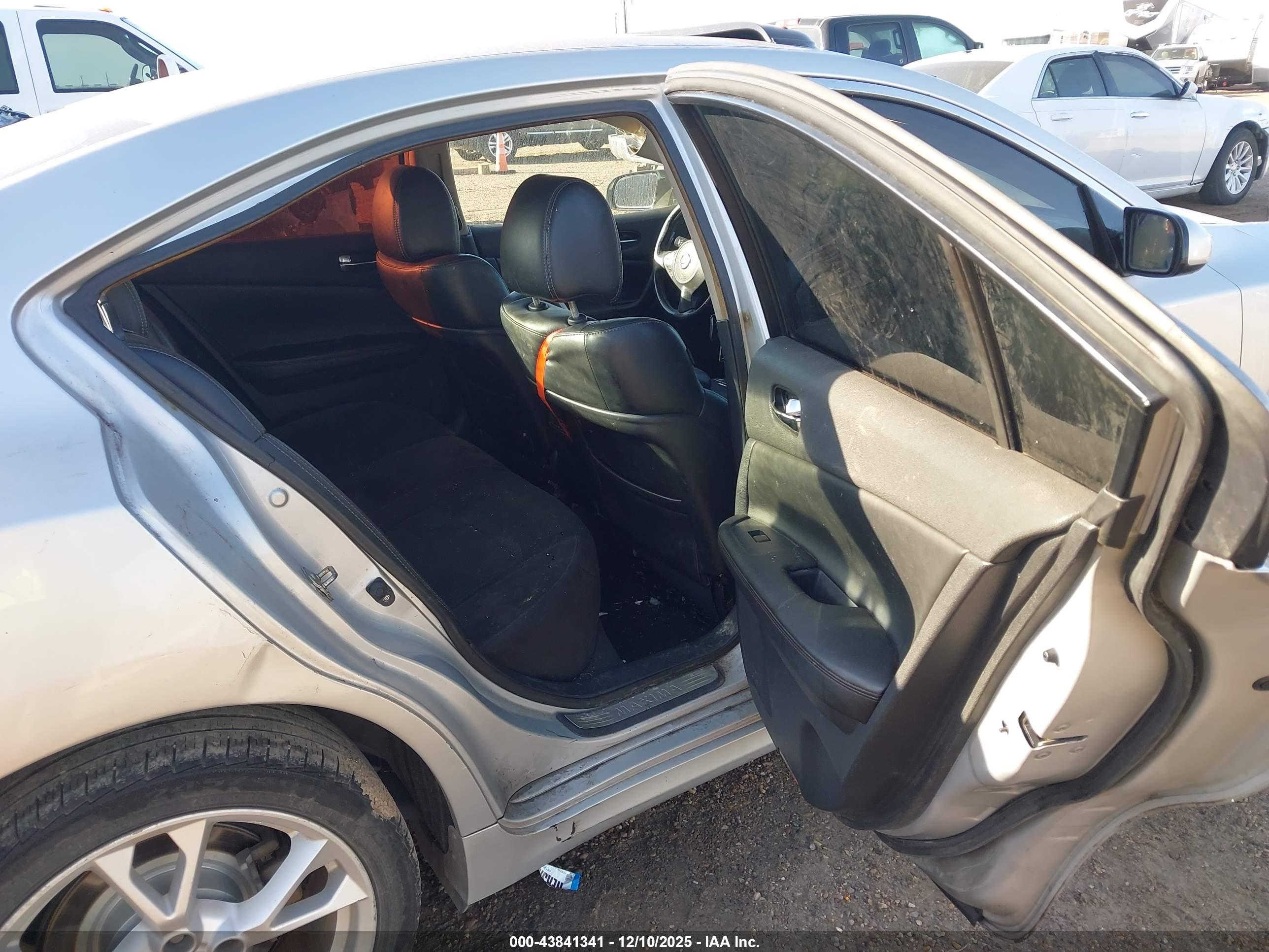 NISSAN MAXIMA image 8