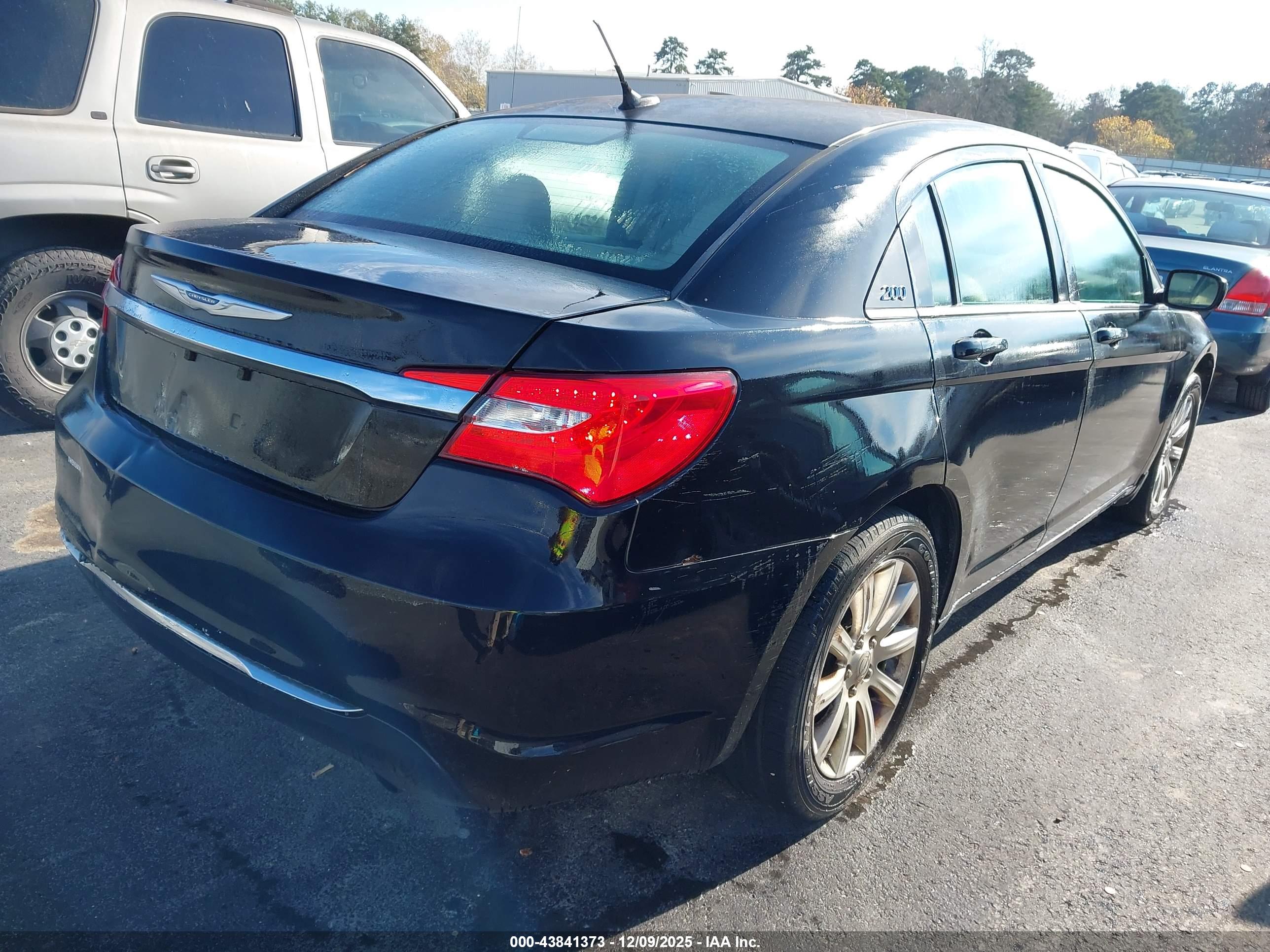 CHRYSLER 200 image 4