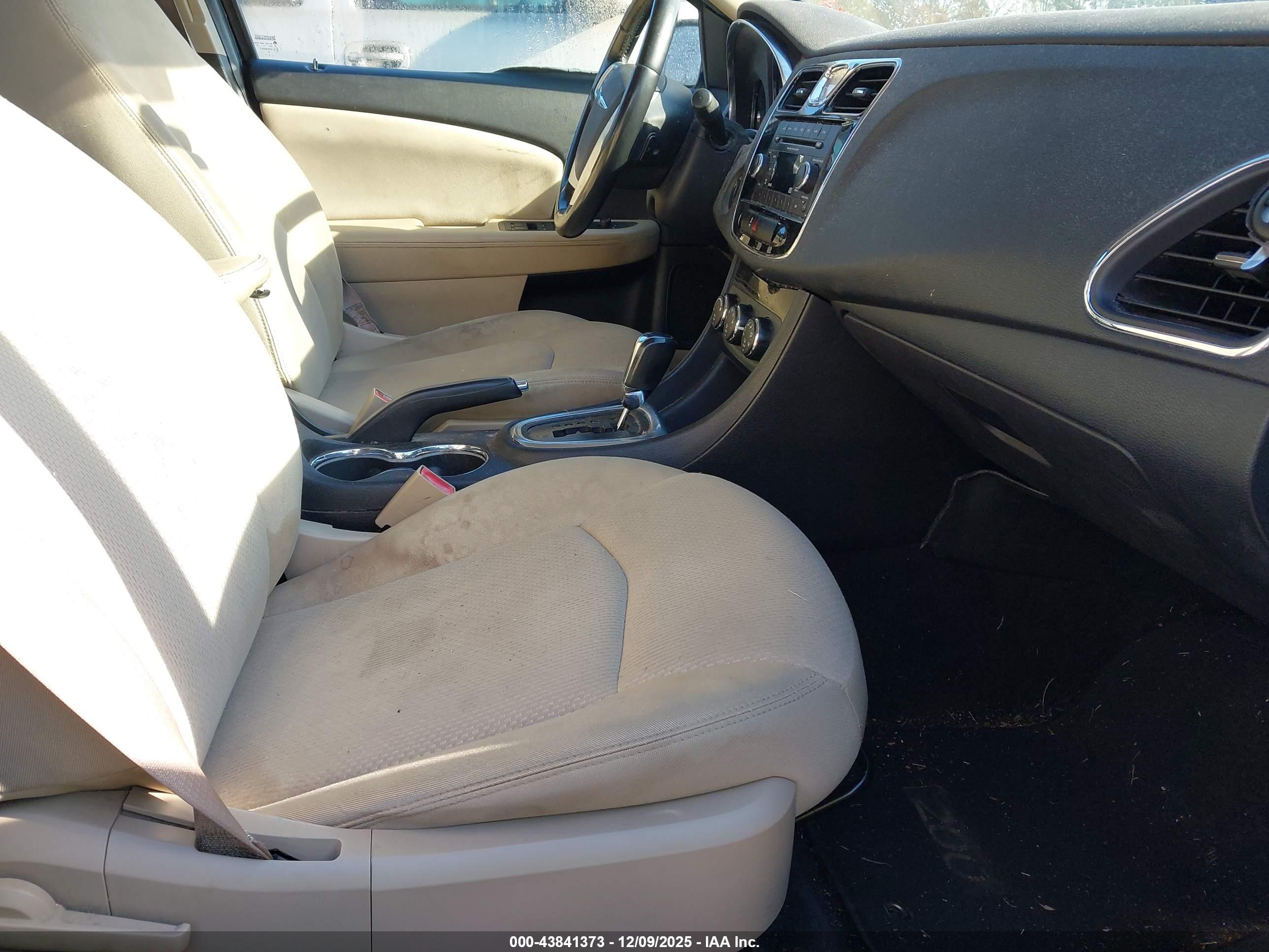 CHRYSLER 200 image 5