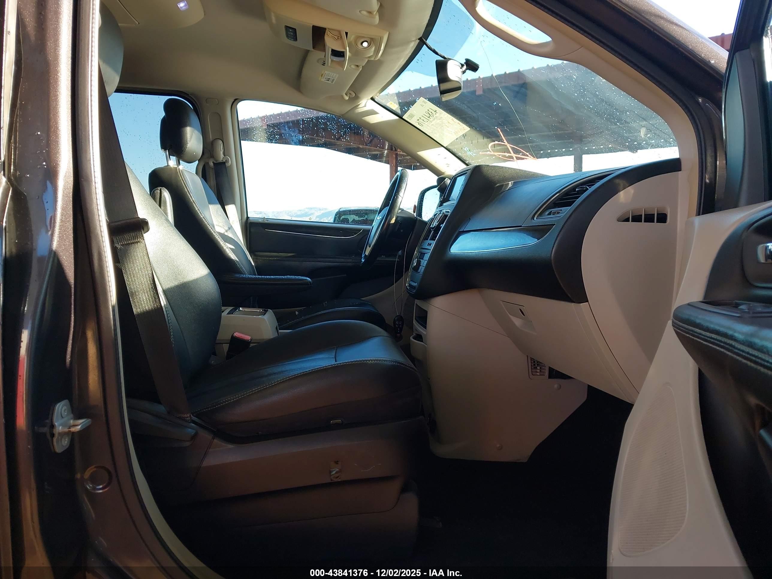 CHRYSLER TOWN image 5