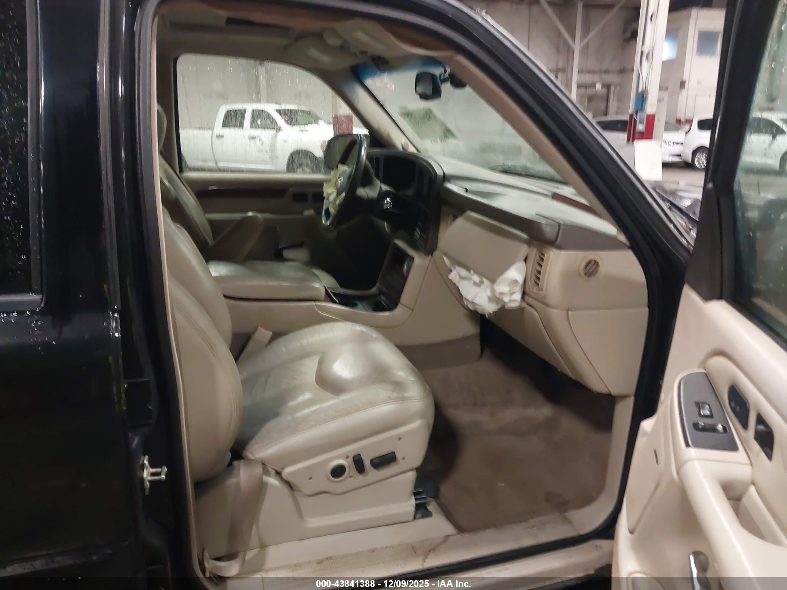 CADILLAC ESCALADE image 5