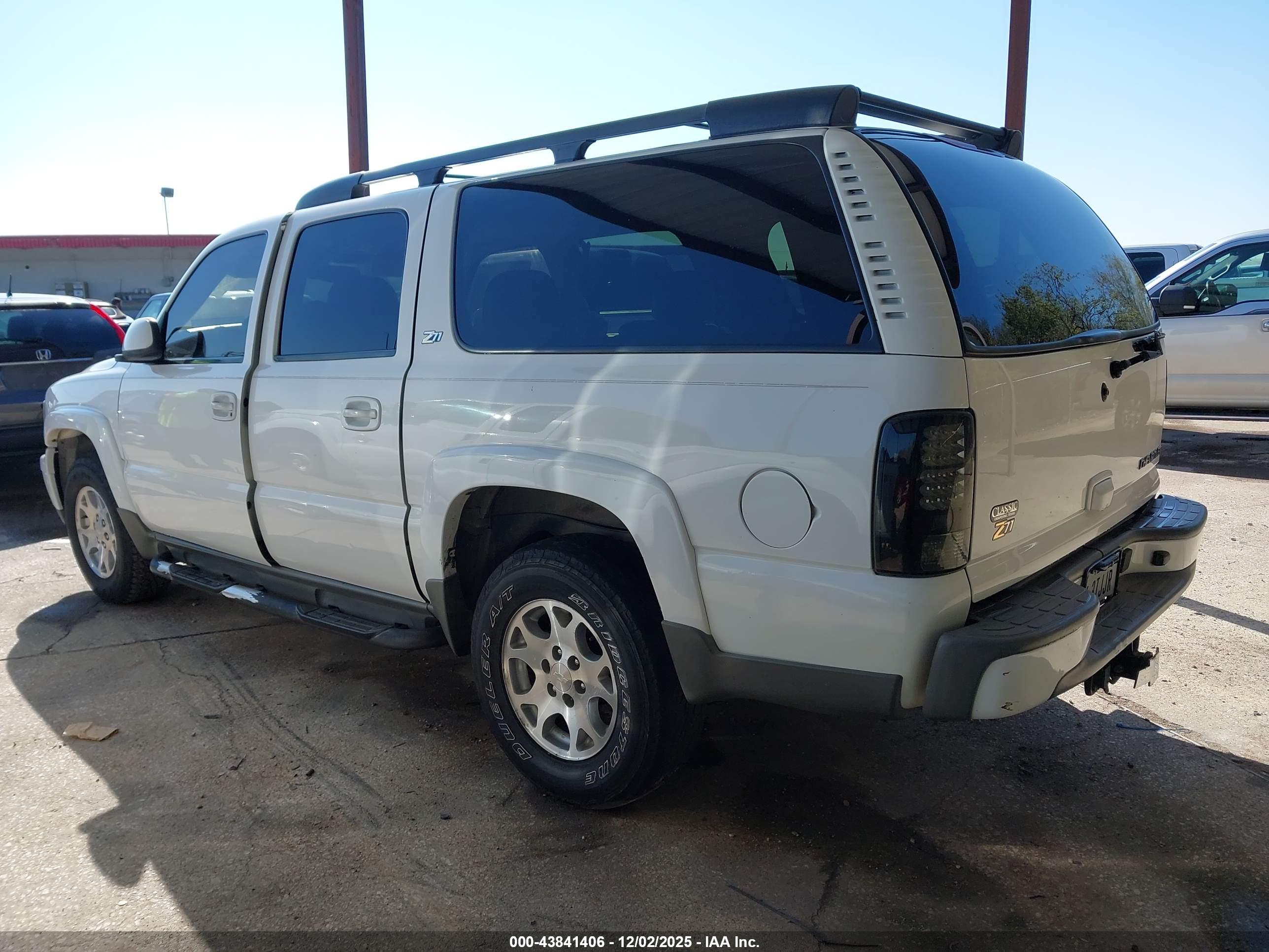 CHEVROLET SUBURBAN image 3