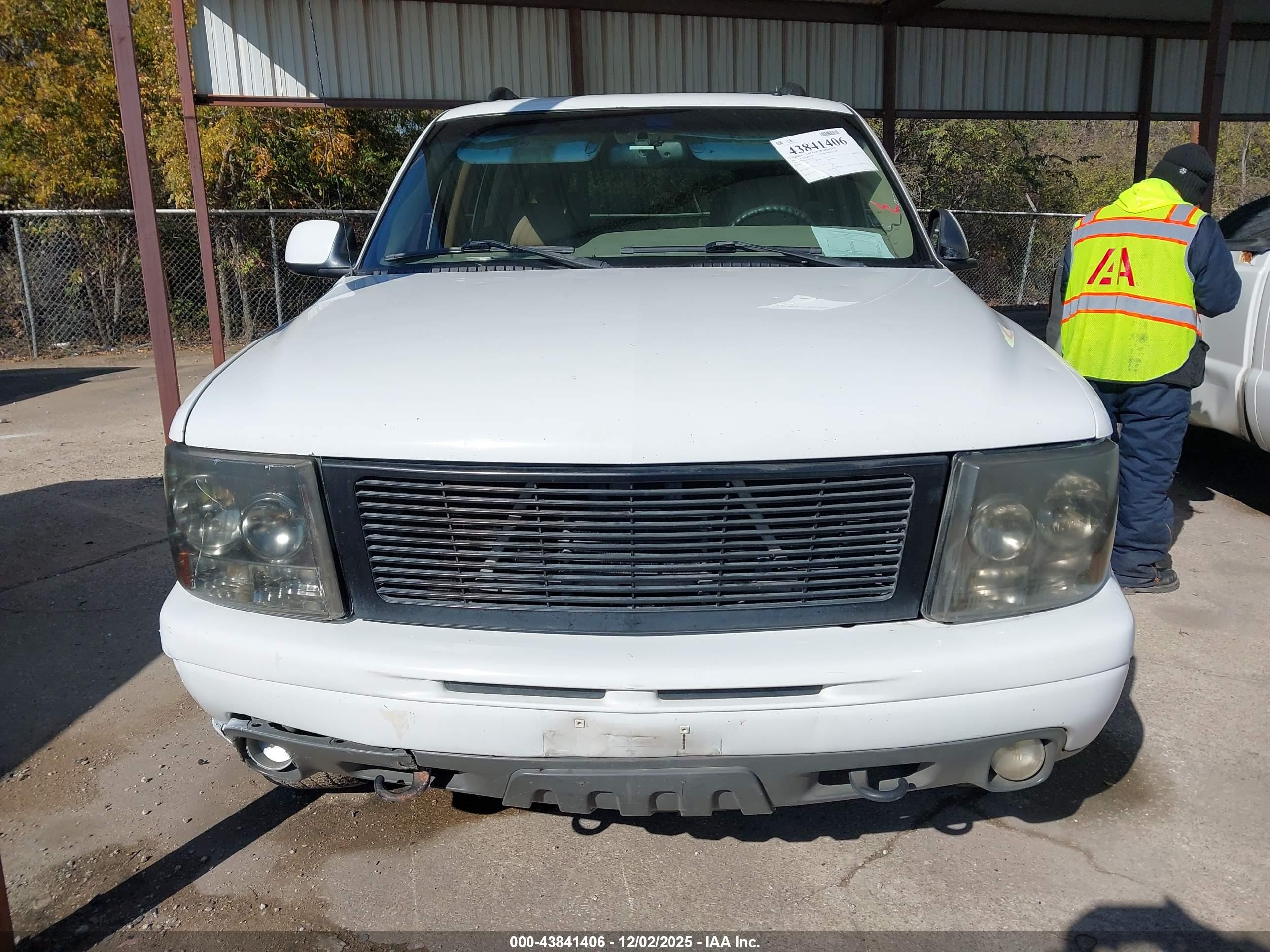 CHEVROLET SUBURBAN image 6