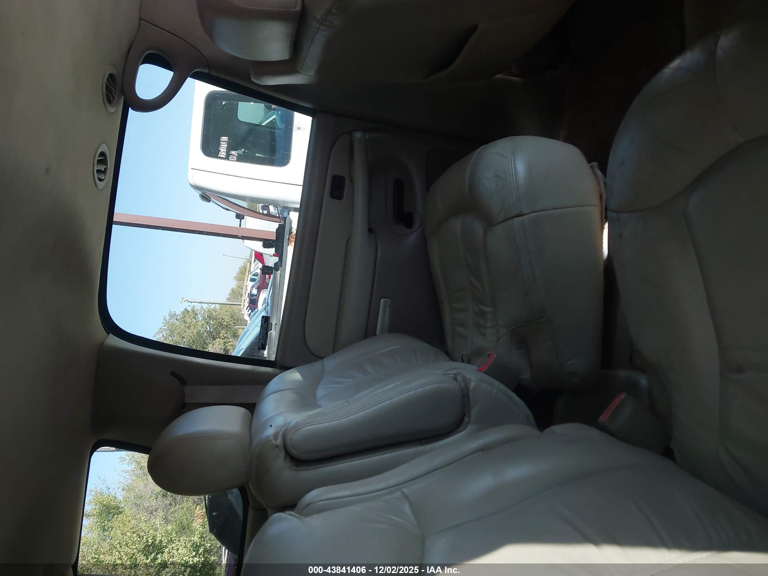 CHEVROLET SUBURBAN image 8
