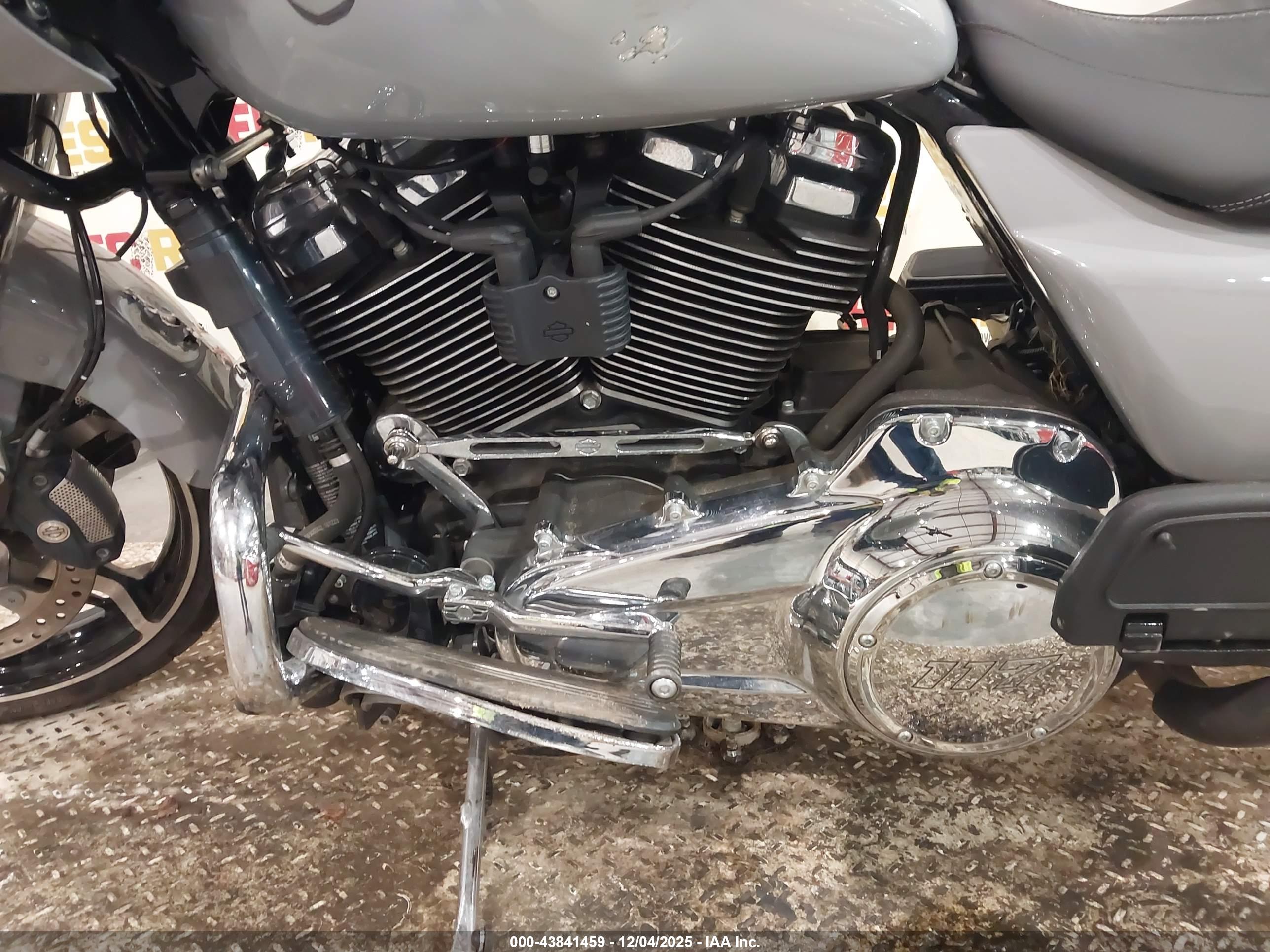 HARLEY-DAVIDSON FLTRX image 9