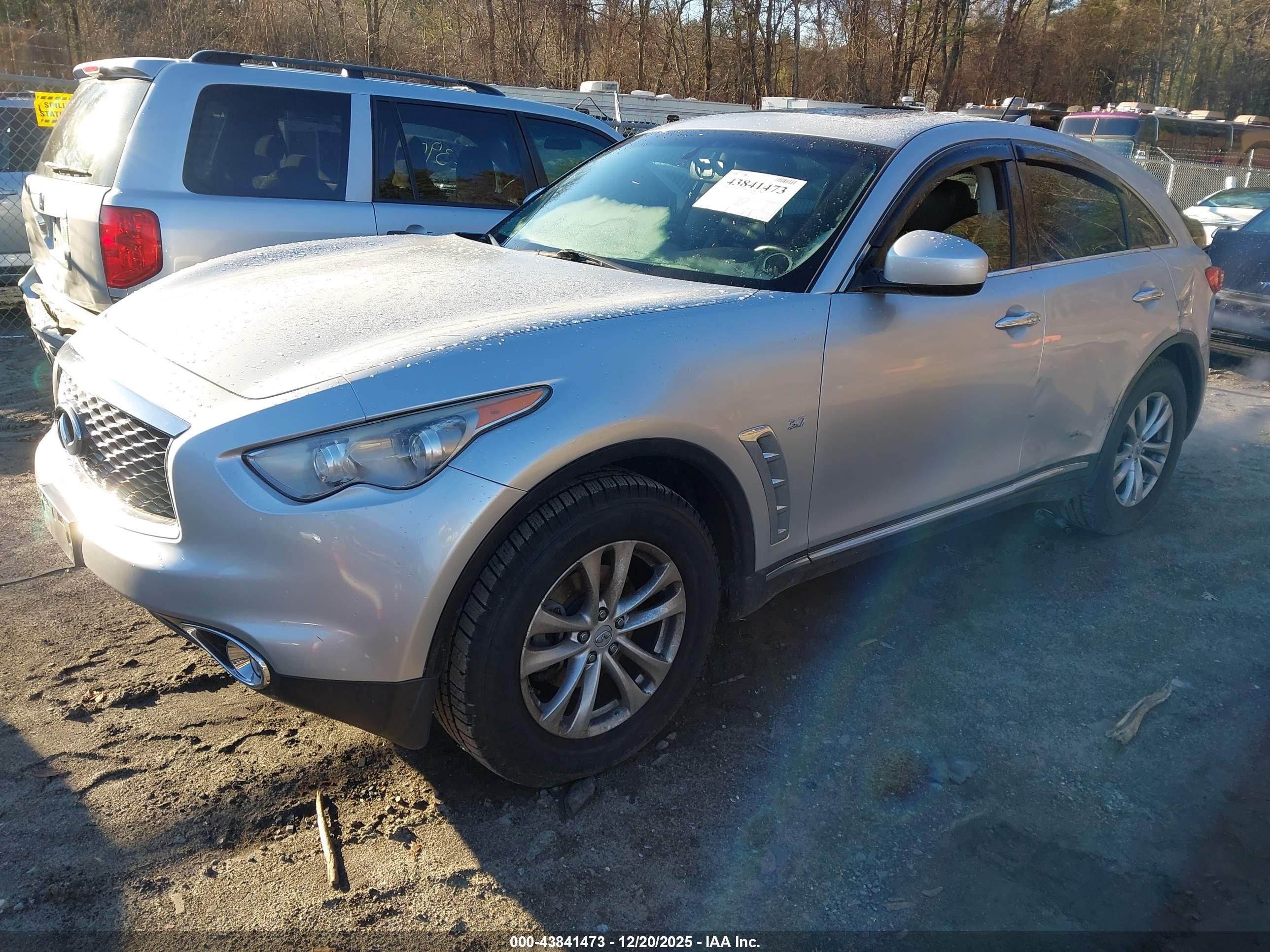 INFINITI QX70 image 2