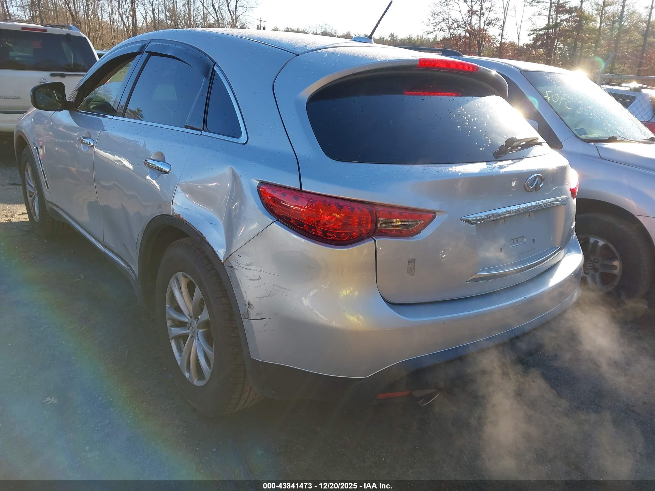 INFINITI QX70 image 3