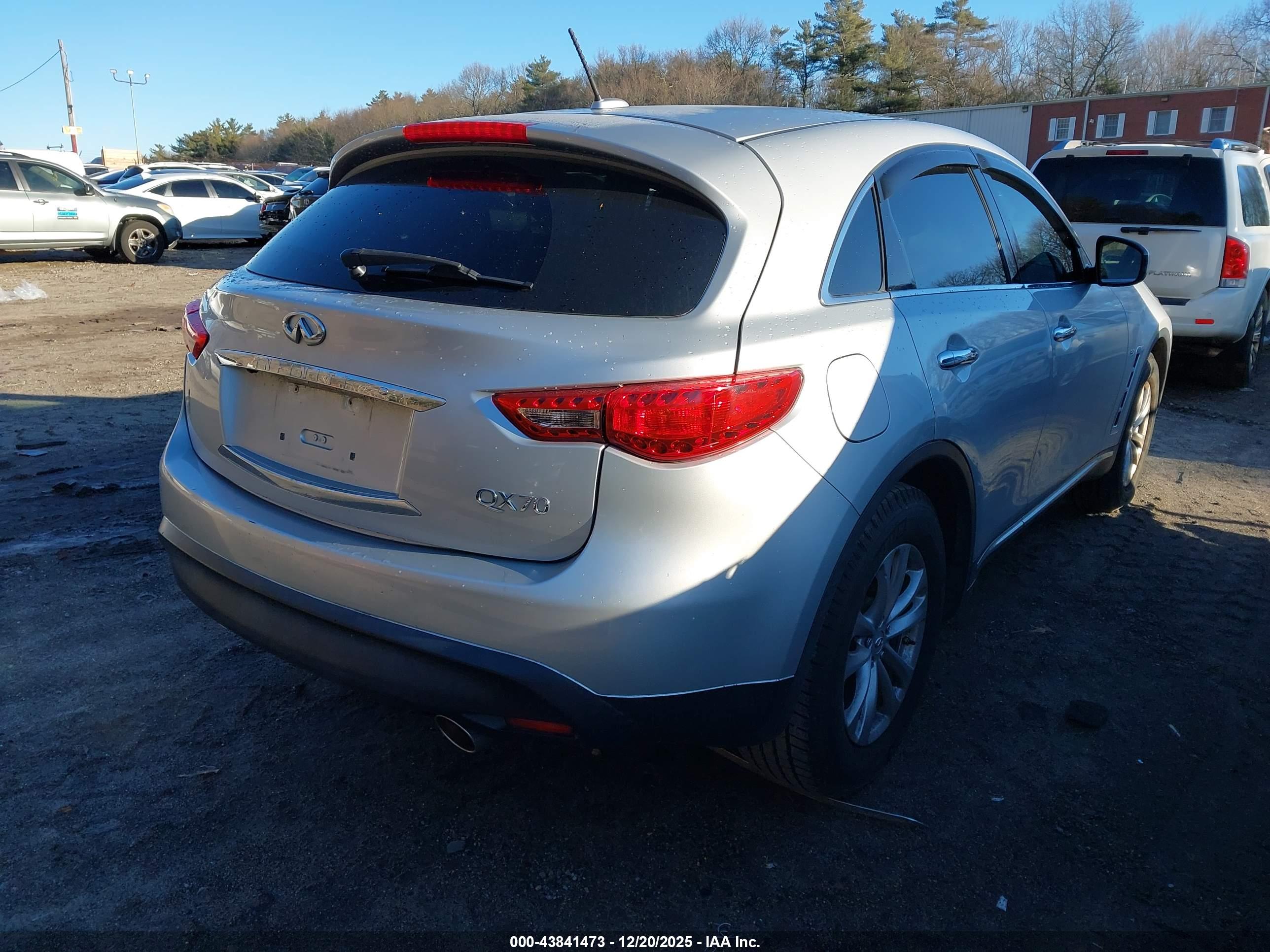 INFINITI QX70 image 4