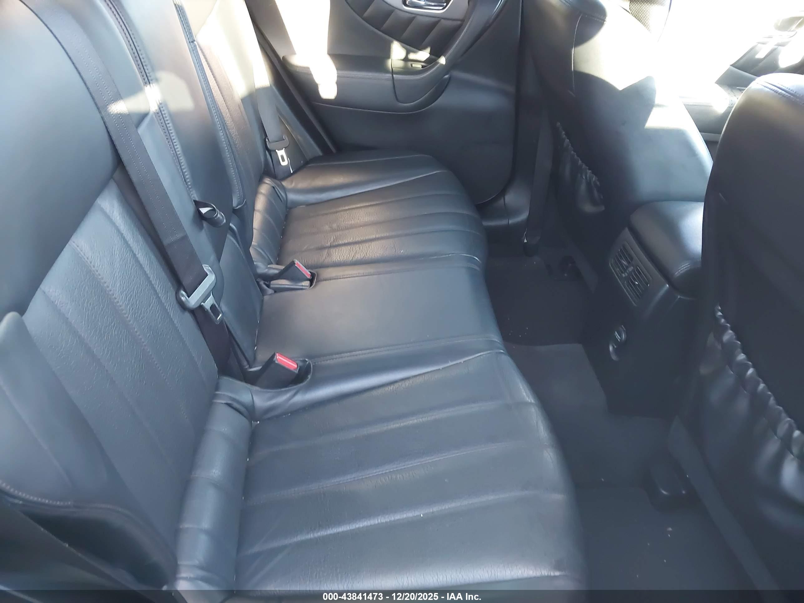 INFINITI QX70 image 8
