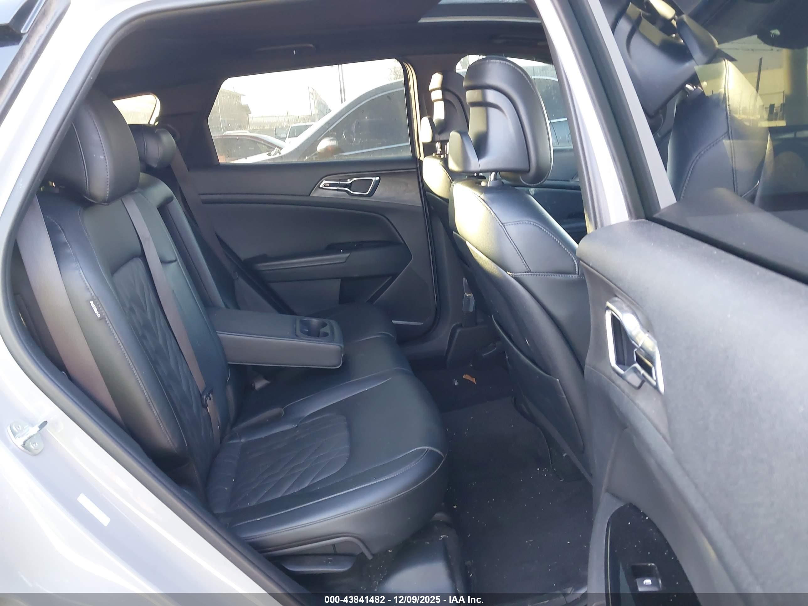 KIA SPORTAGE image 8