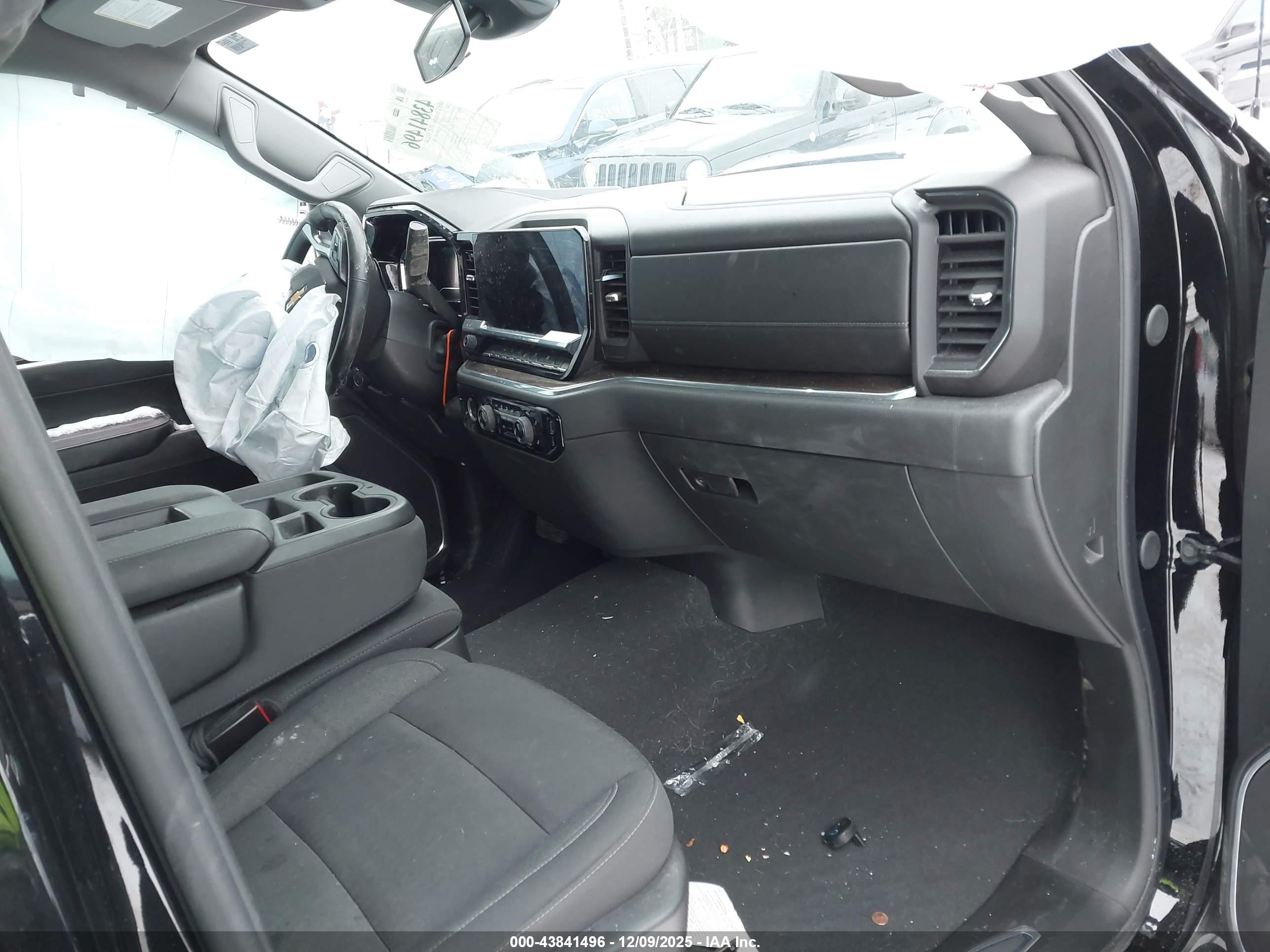 CHEVROLET SILVERADO image 5
