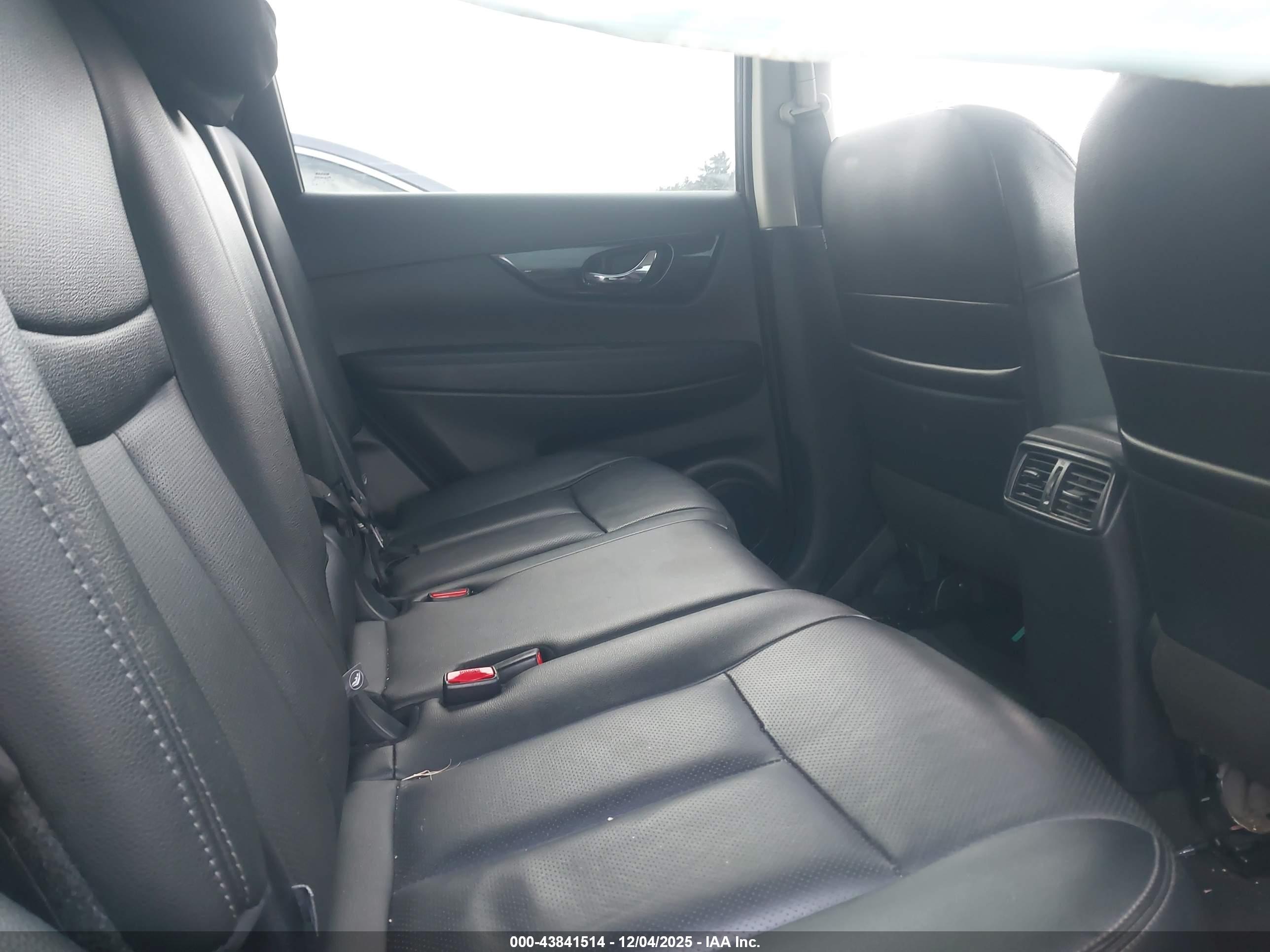 NISSAN ROGUE image 8