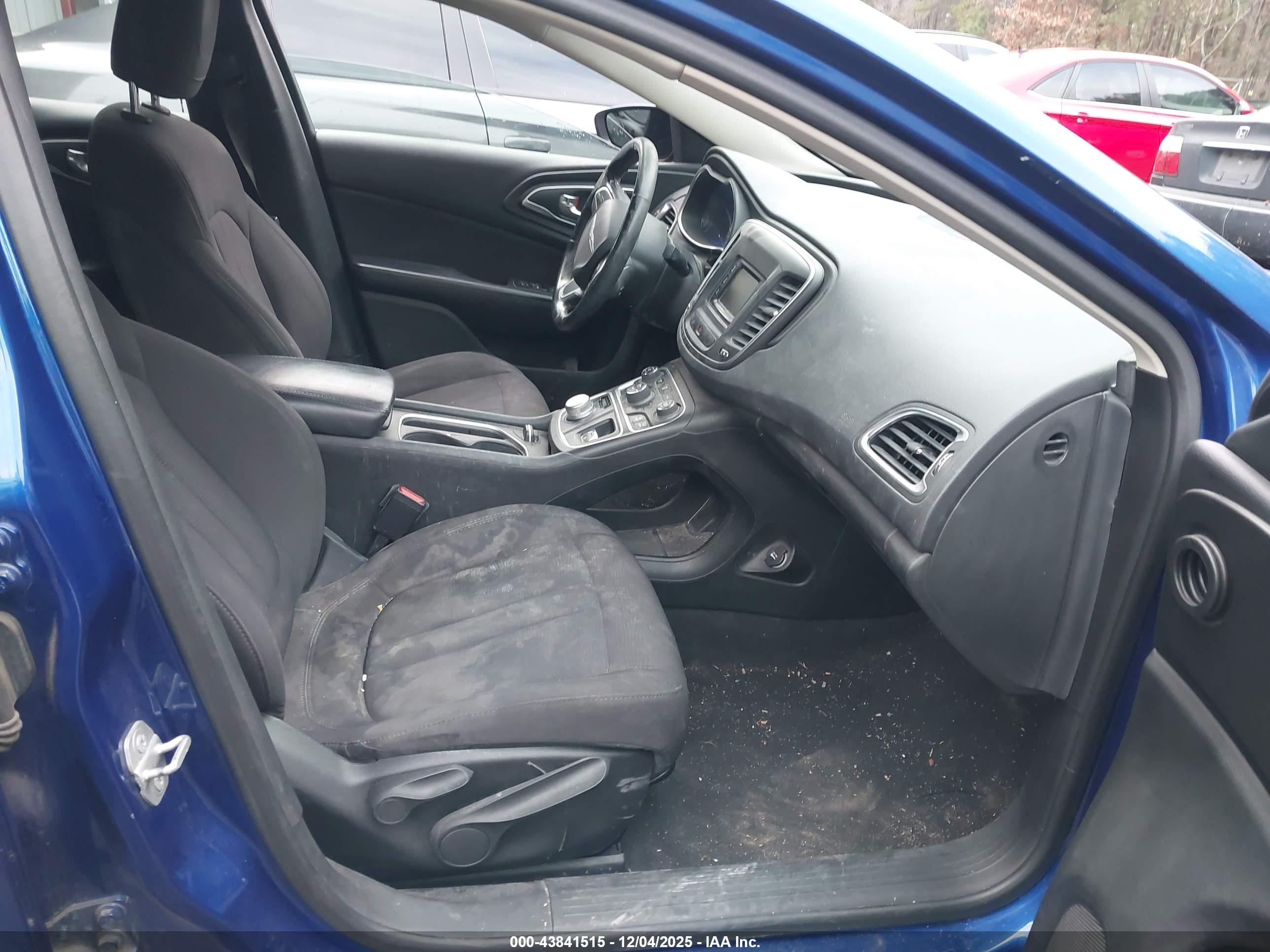 CHRYSLER 200 image 5