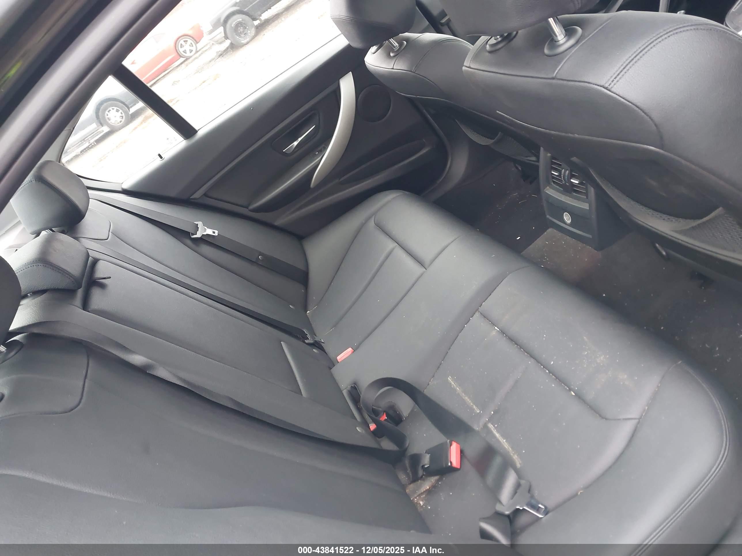 BMW 320I image 8