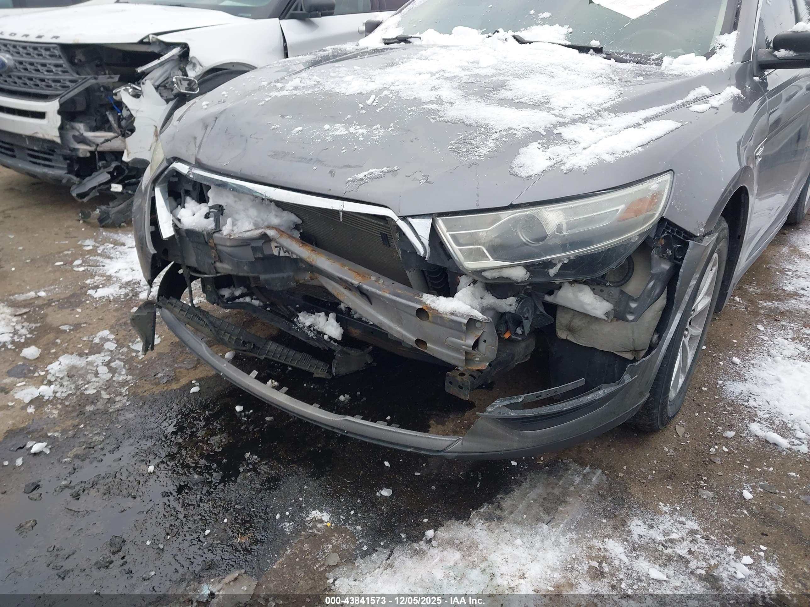 FORD TAURUS image 6
