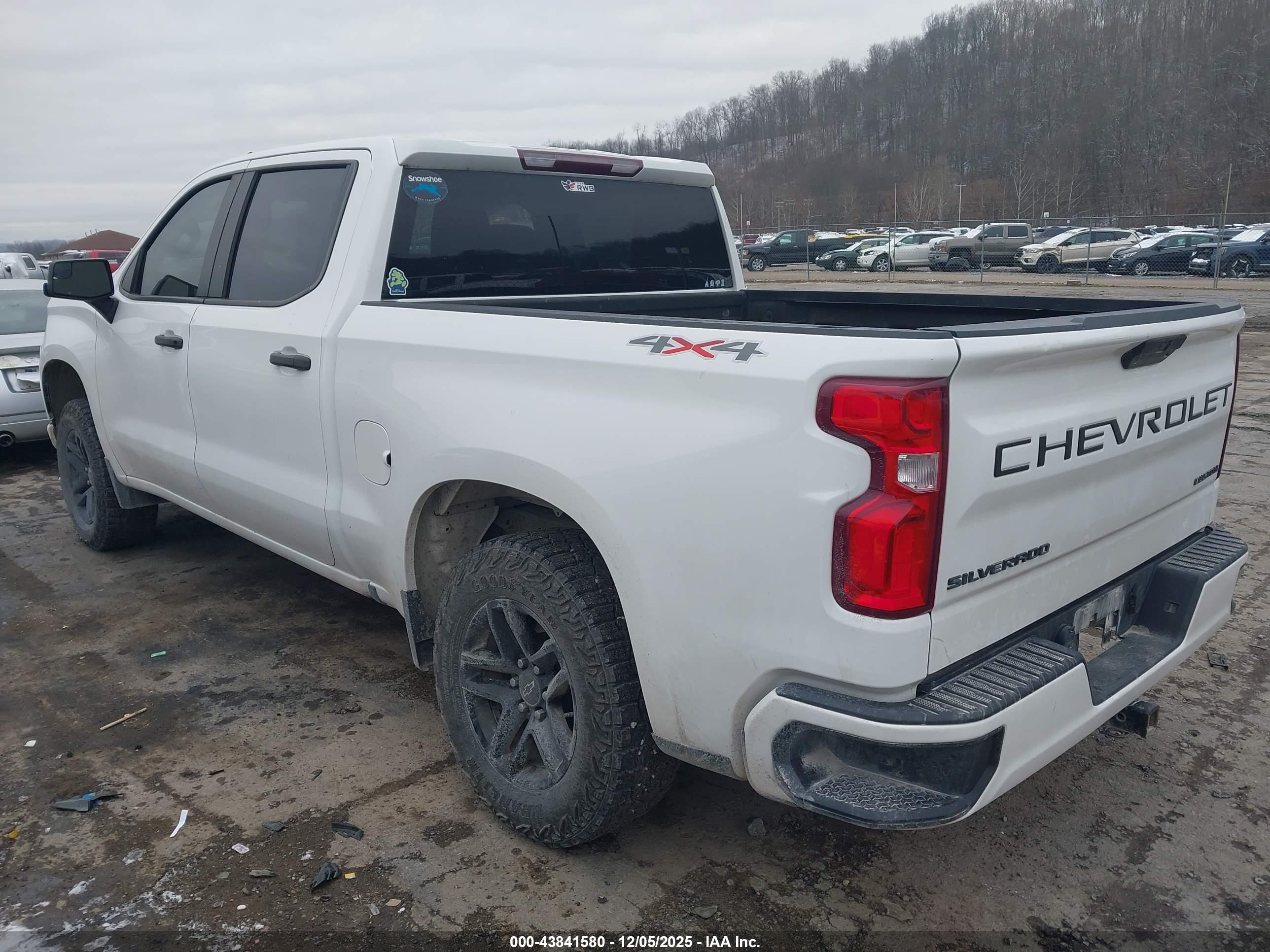 CHEVROLET SILVERADO image 3