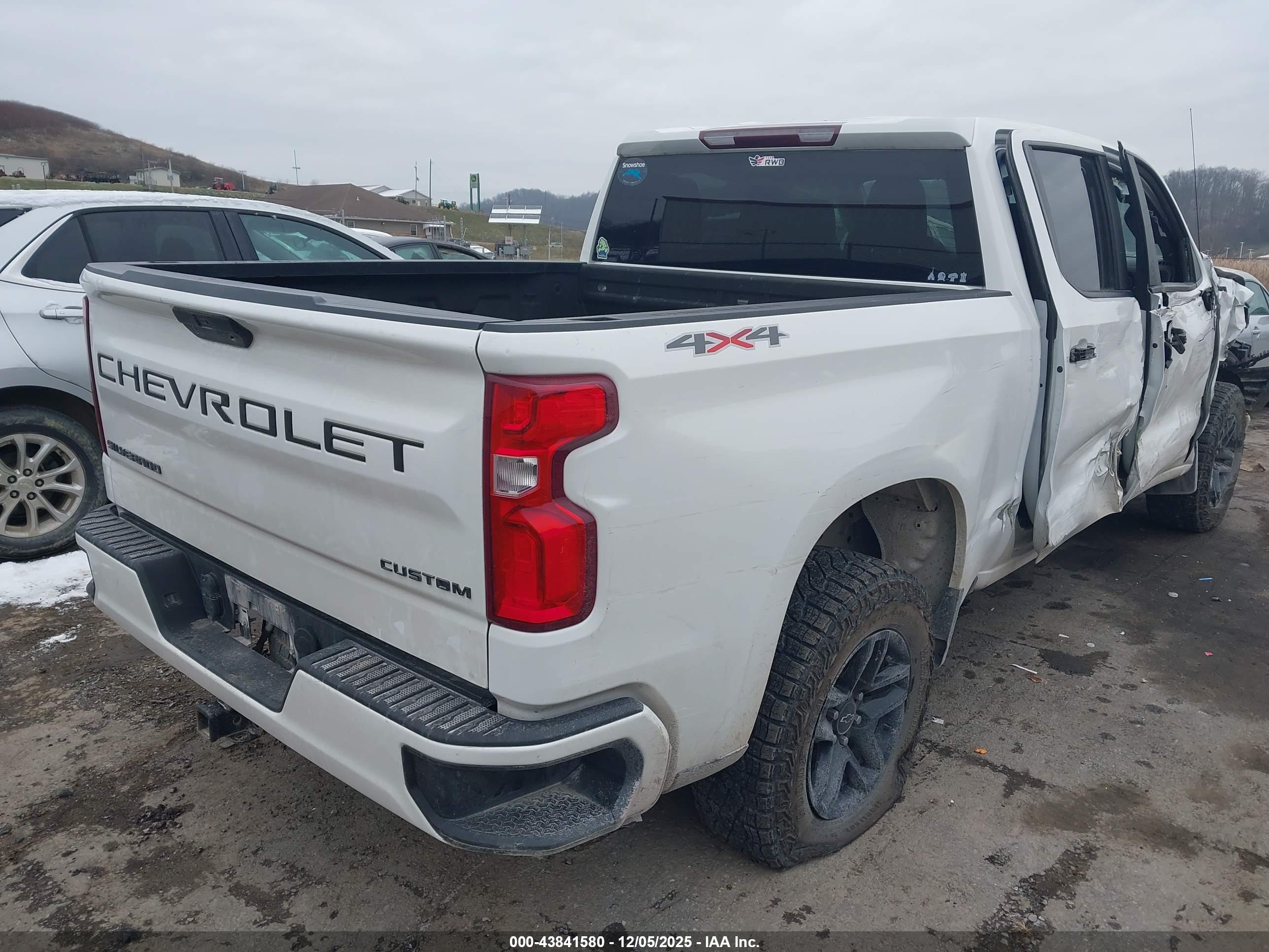 CHEVROLET SILVERADO image 4