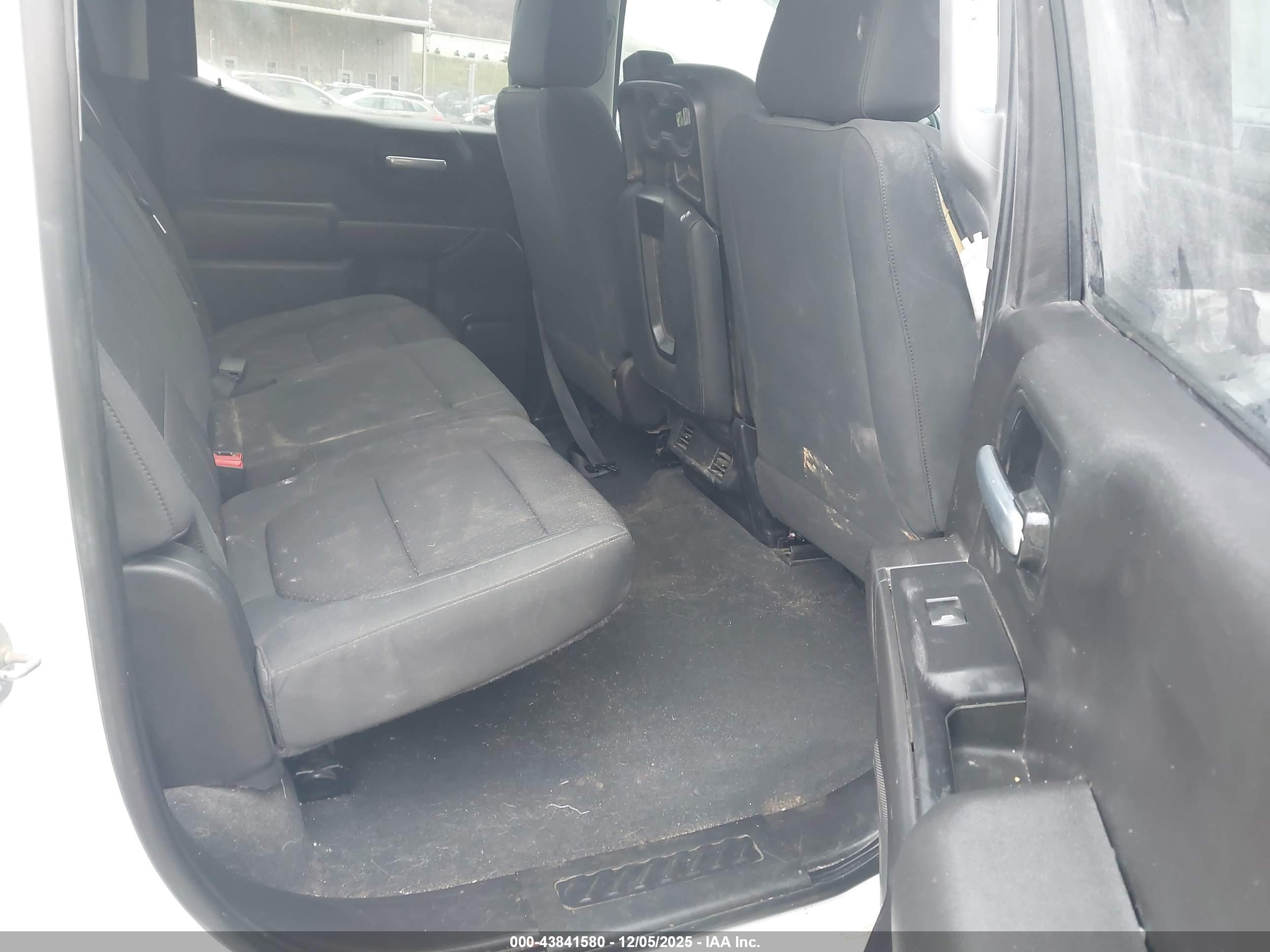 CHEVROLET SILVERADO image 5