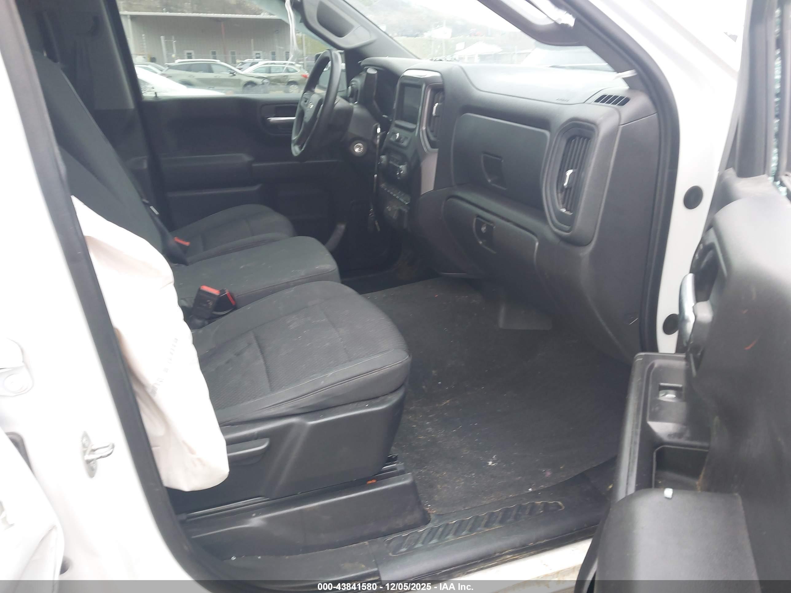 CHEVROLET SILVERADO image 8
