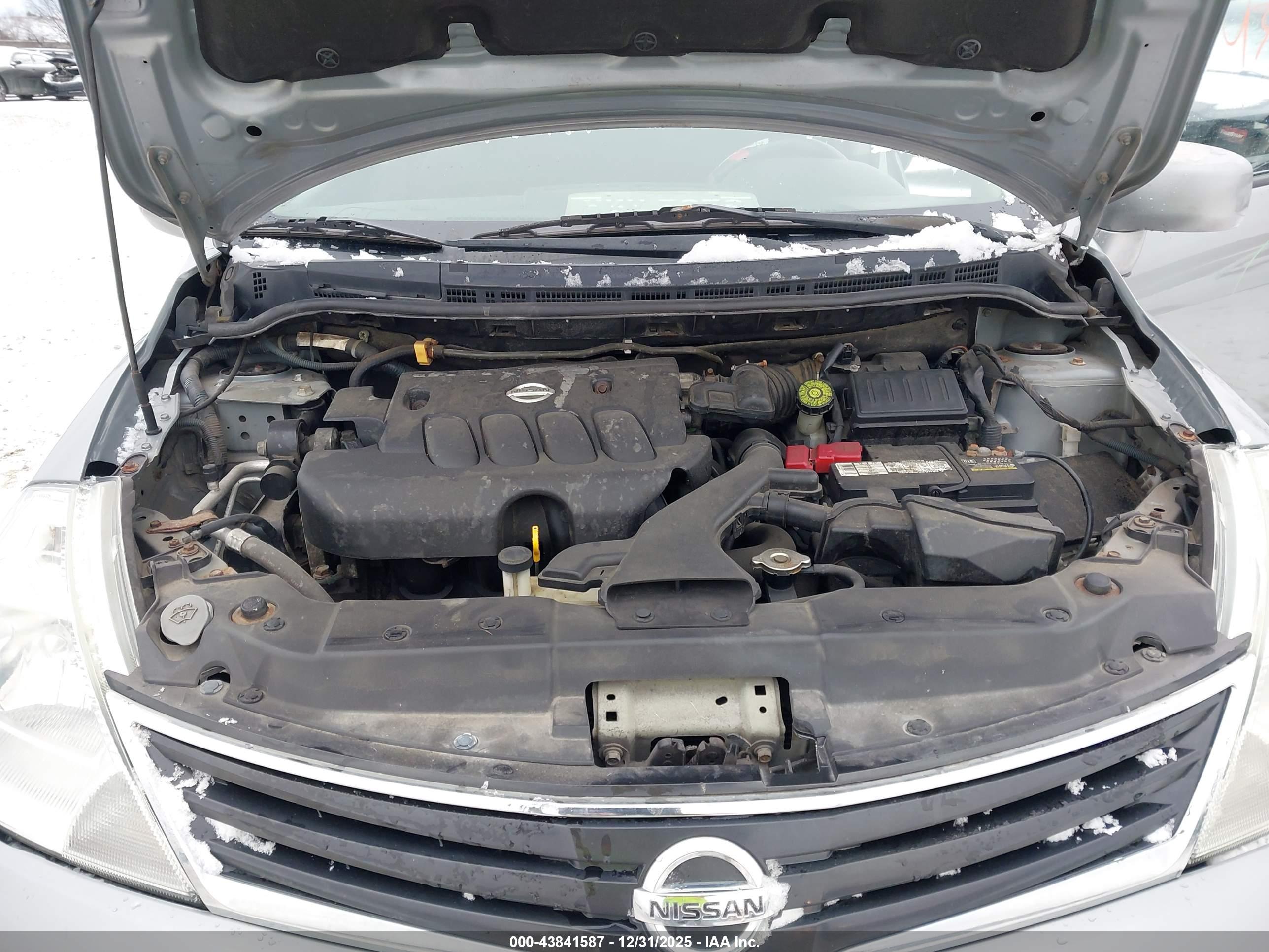 NISSAN VERSA image 10