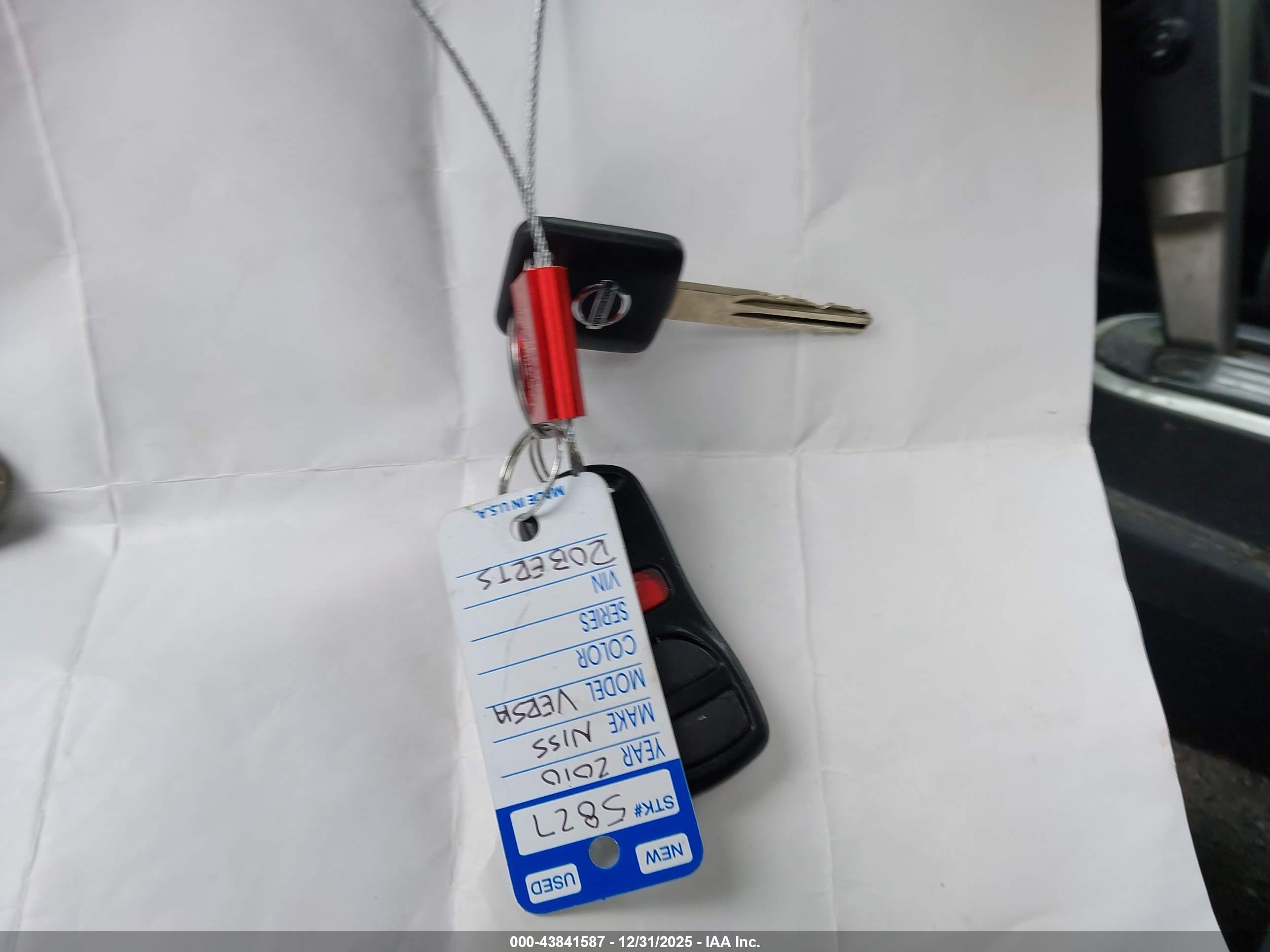 NISSAN VERSA image 11