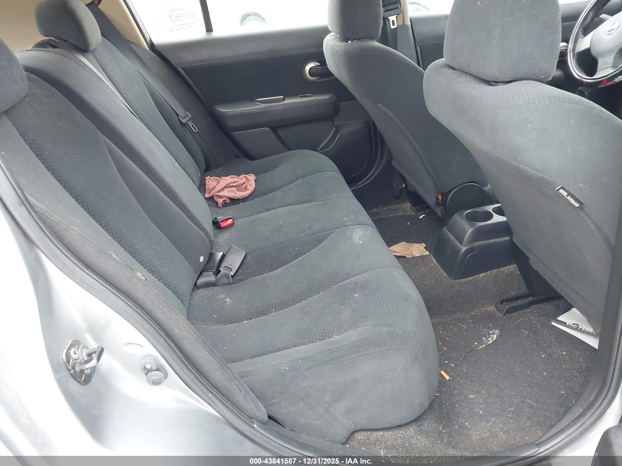 NISSAN VERSA image 8