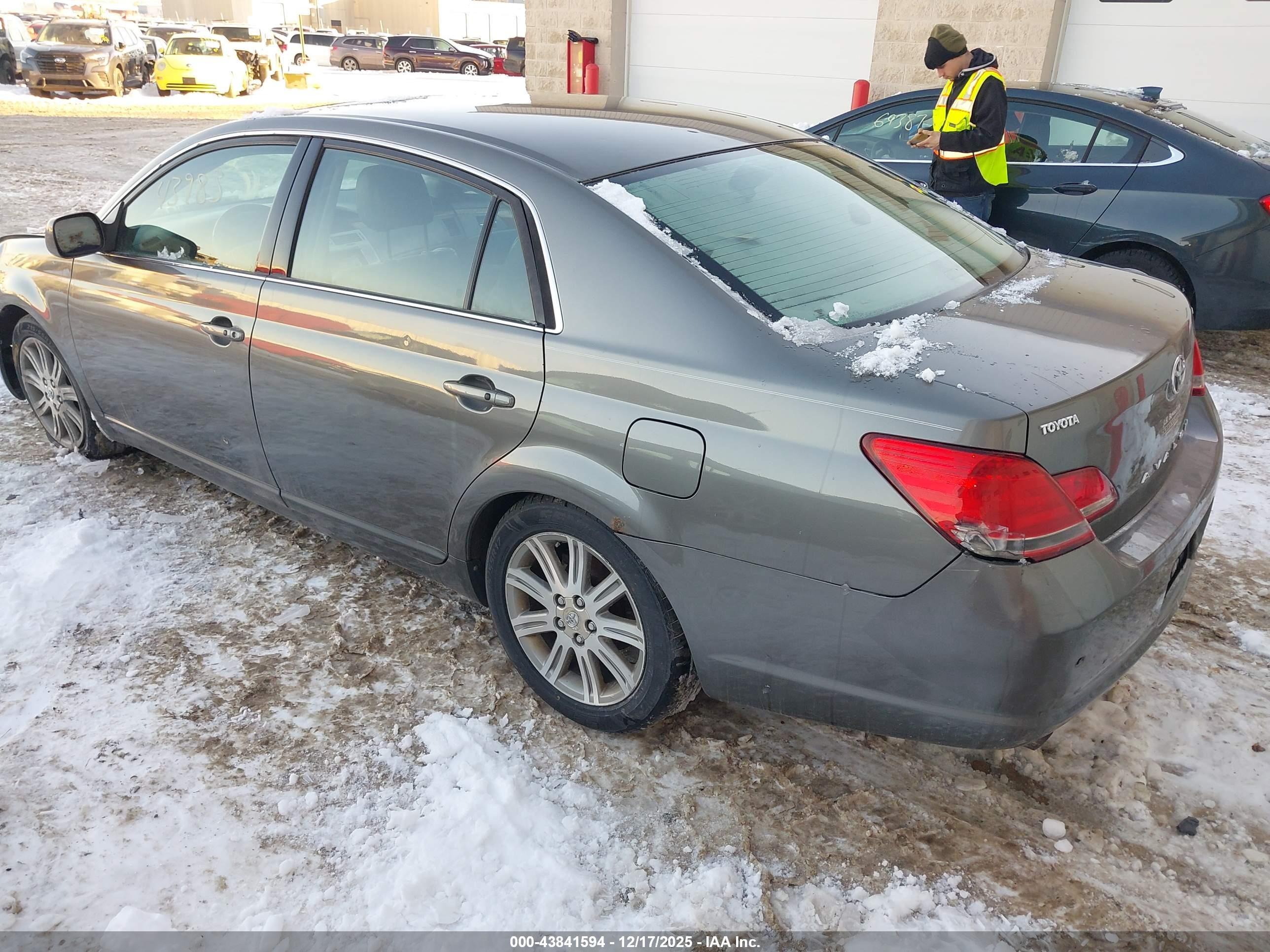 TOYOTA AVALON image 3