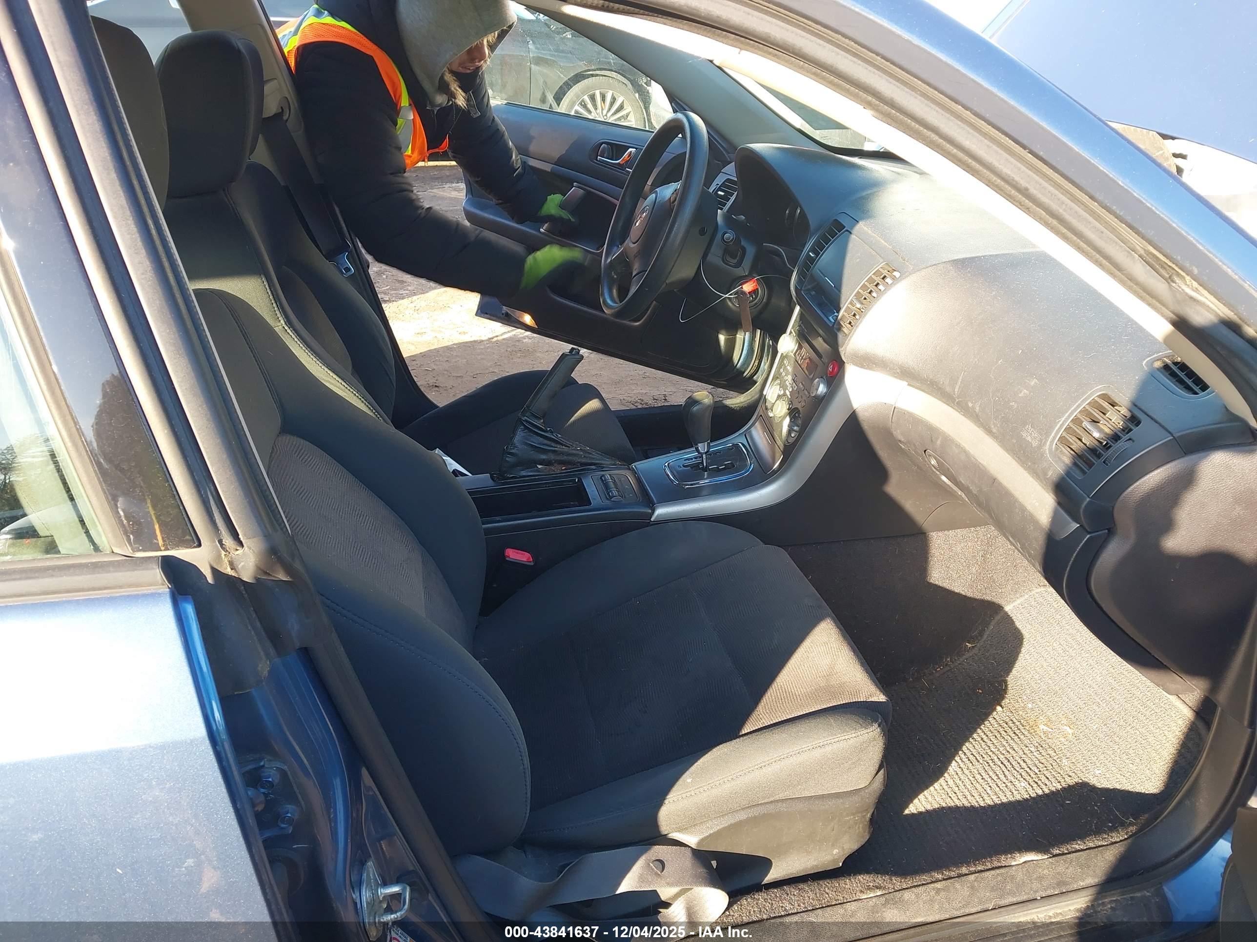 SUBARU OUTBACK image 5