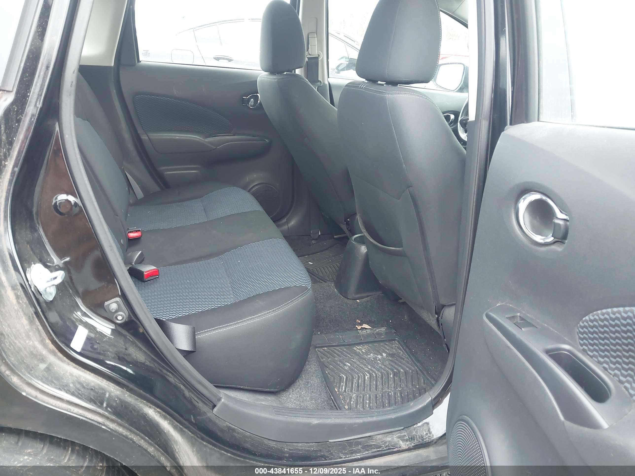 NISSAN VERSA image 8