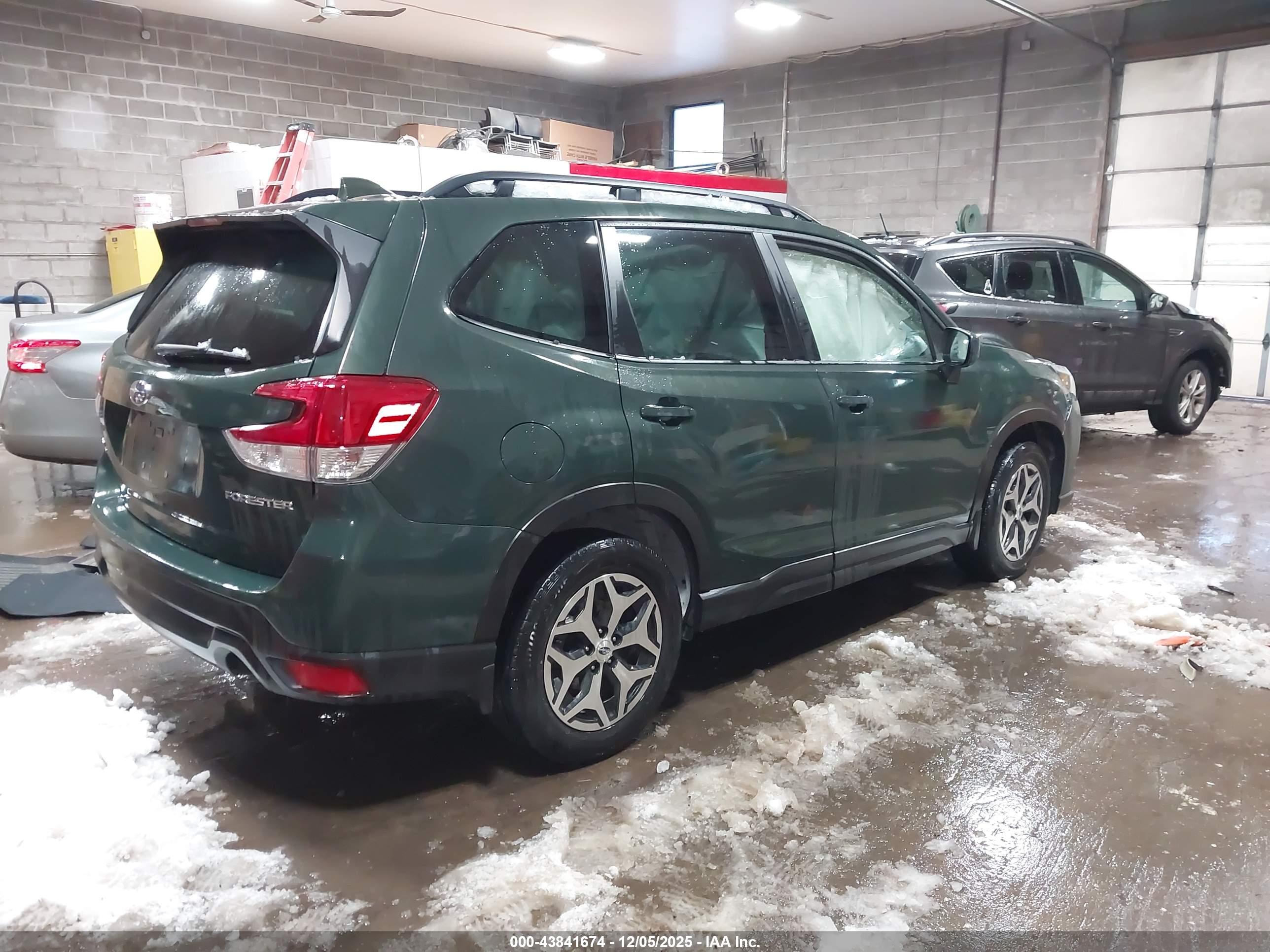 SUBARU FORESTER image 4