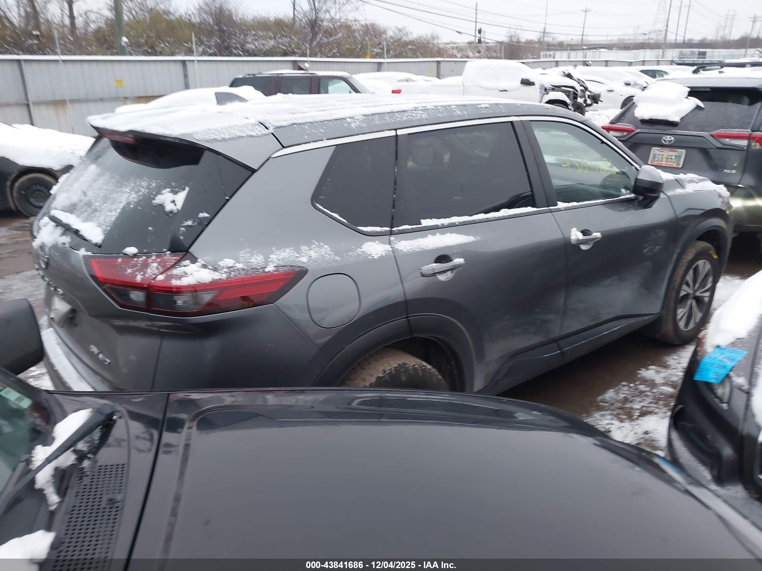 NISSAN ROGUE image 4