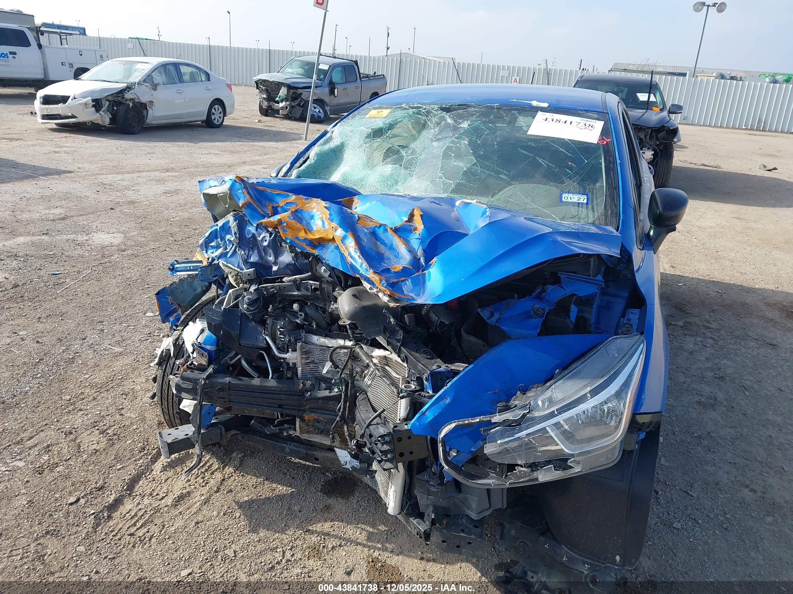 NISSAN VERSA image 10