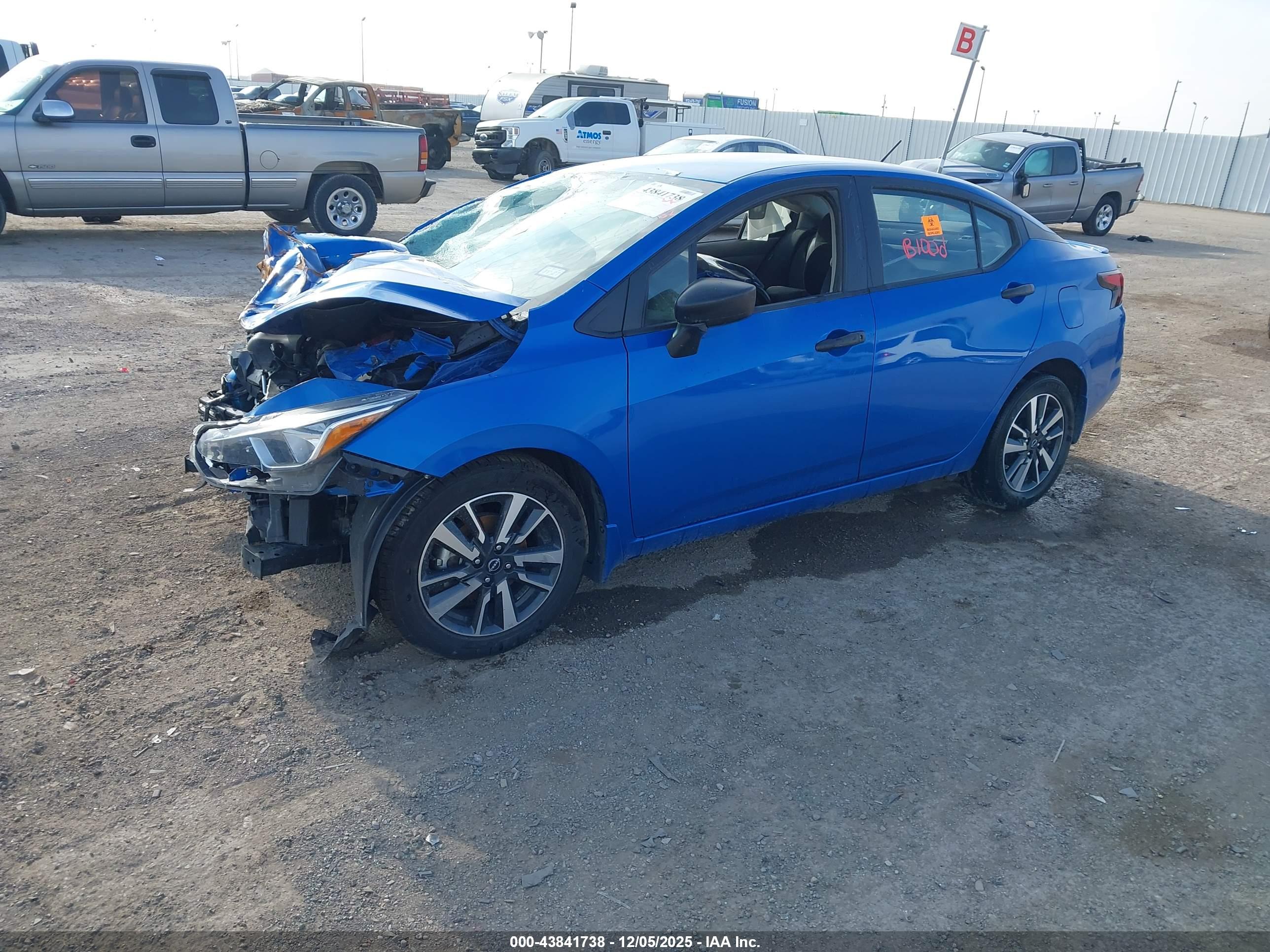 NISSAN VERSA image 2