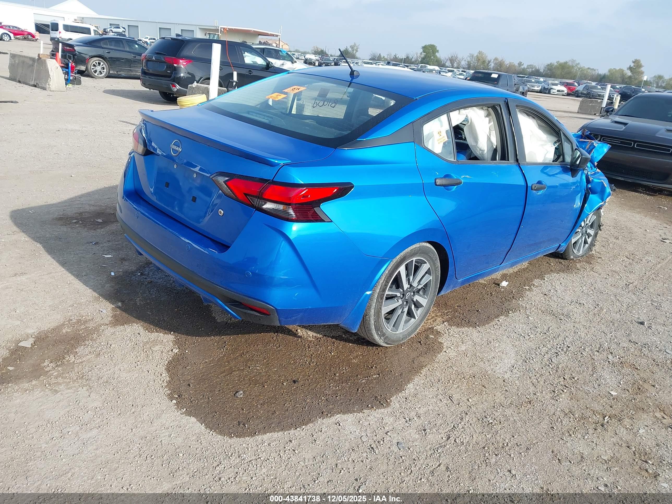NISSAN VERSA image 4